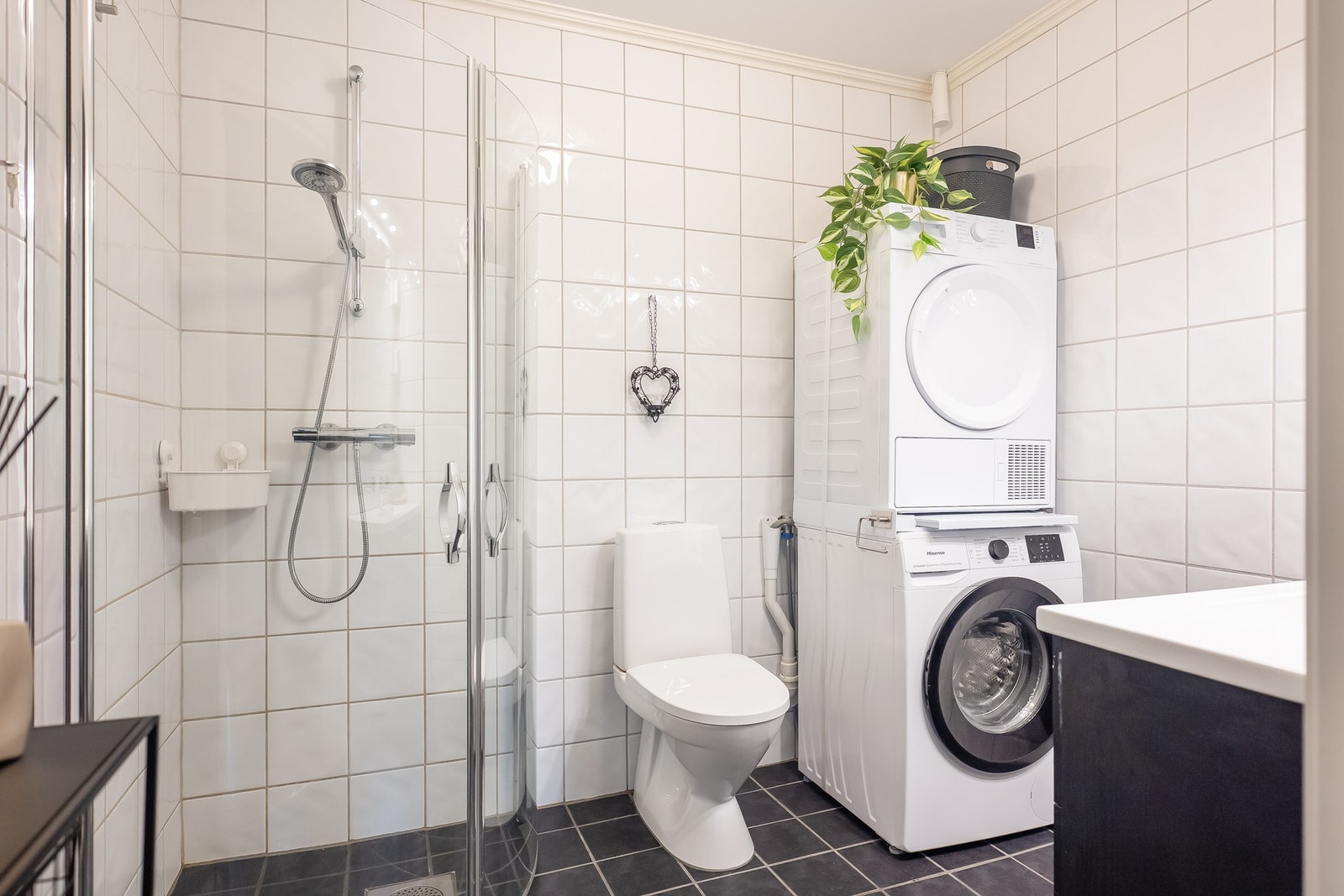 Badet har flislagt gulv med varmekabler i gulv. Galleribilde
