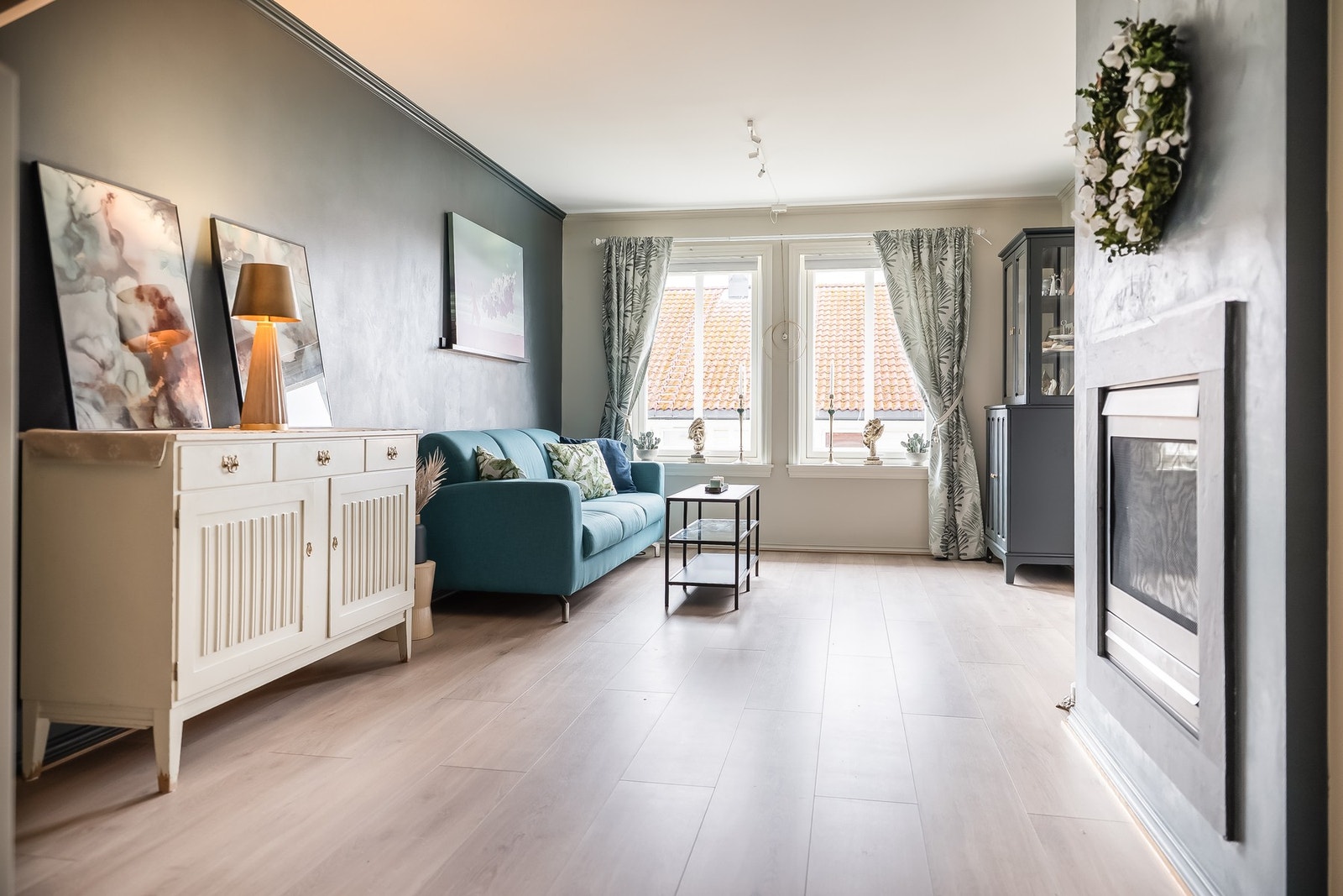 Spennende planløsning med alt på ett plan i 2. etasje med tilgang via heis i bygget, samt at man har ekstra stor stue på loftsetasje. Galleribilde