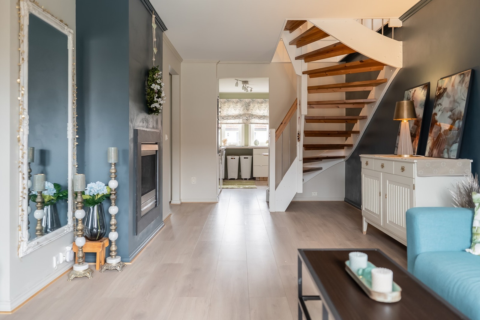 Åpen løsning til kjøkken og trapp opp til loft. Oppvarming via gassovn. Galleribilde