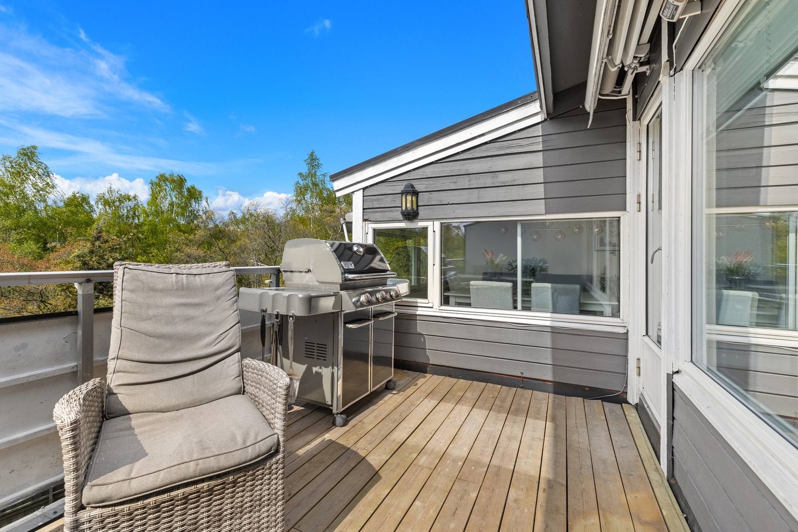 Den lune balkongen på 10 m² har fin plass for grill og sittegruppe i kroken mot egen spisestue Galleribilde