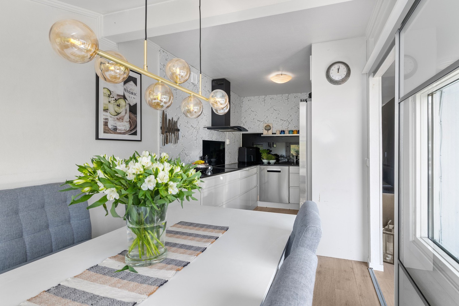 Kjøkkenet har innredning med glatte hvite fronter fra 2012, benkeplater i granitt og nedfelt kum av kompositt Galleribilde