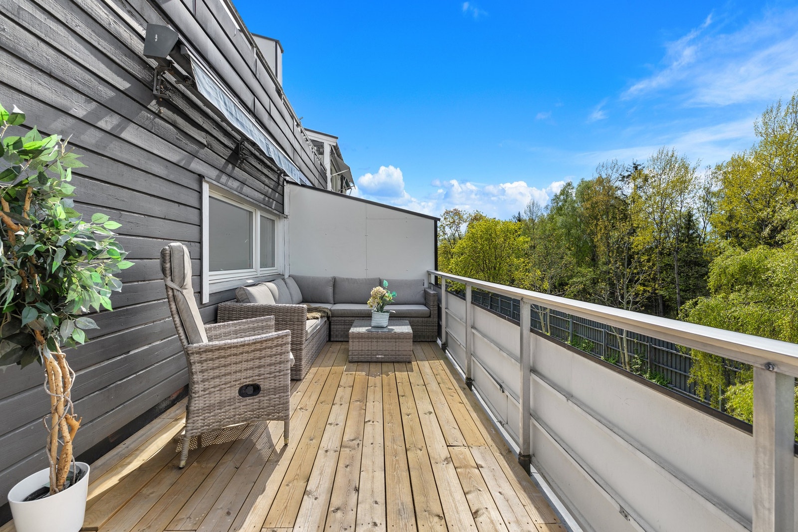 Begge balkonger har nye terrassebord Galleribilde