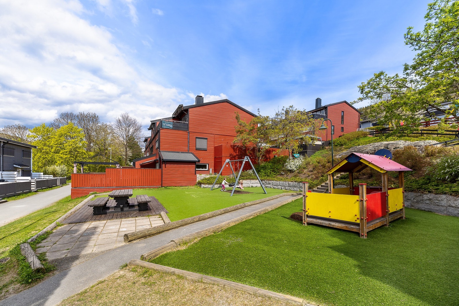 Fellesarealer med sosiale soner og forseggjorte lekeplasser Galleribilde