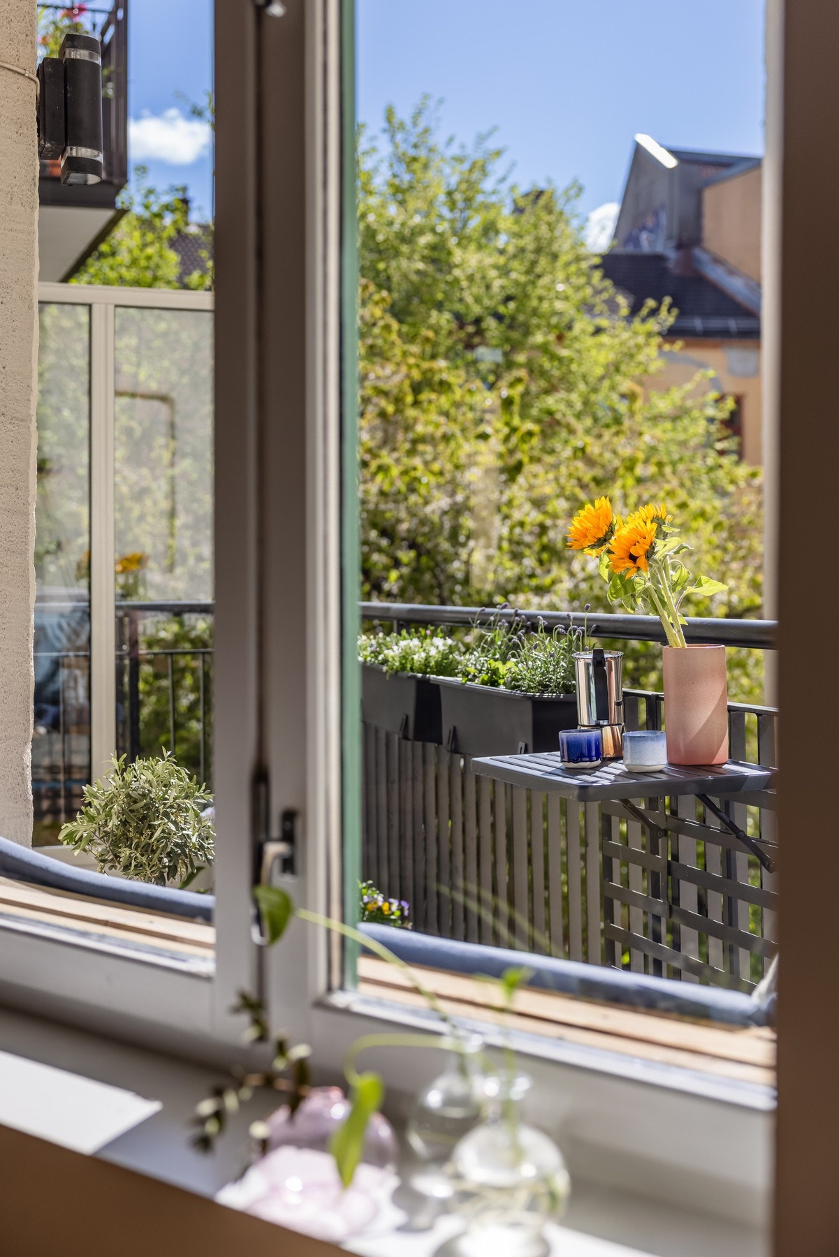 Det er vedtatt at vinduene skal skiftes og ut det skal etableres IN-ordning som gjør det mulig å innbetale hele eller deler av fellesgjelden for å redusere månedlige felleskostnader. Galleribilde