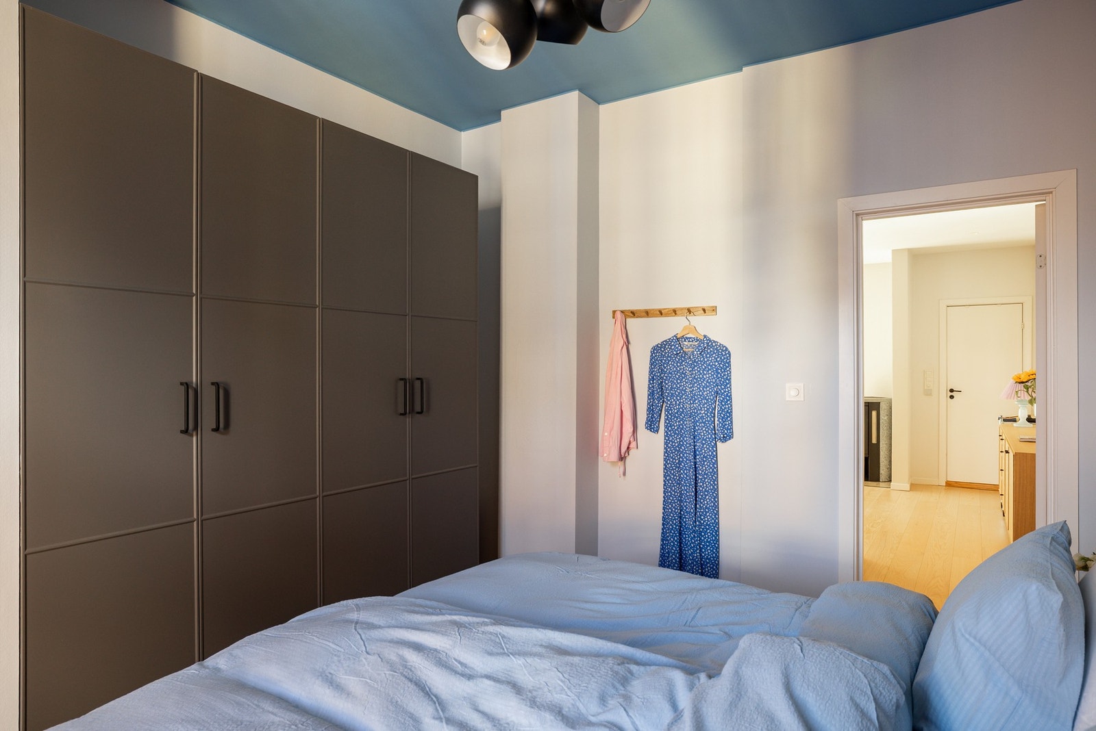 Svært god med lagringsplass i mange garderobeskap på hovedsoverommet. Galleribilde