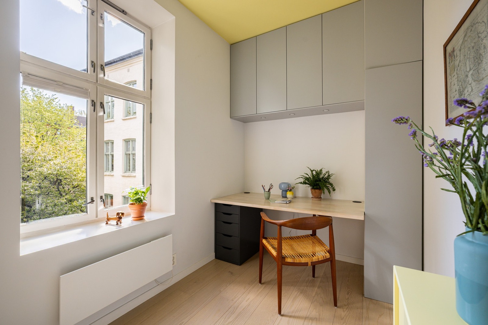 Rommet har plass til seng og øvrig møblement og vender inn mot gårdsrommet. Galleribilde