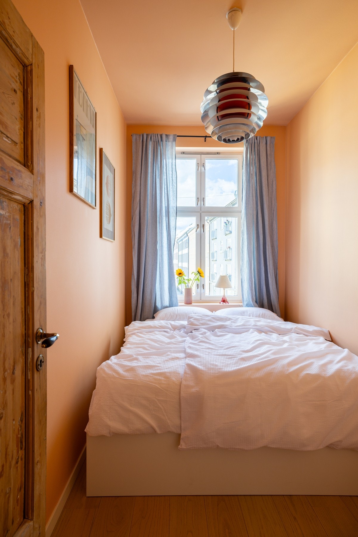 Leilighetens siste soverom er i dag er gjesterom med plass til dobbeltseng og garderobe. Galleribilde