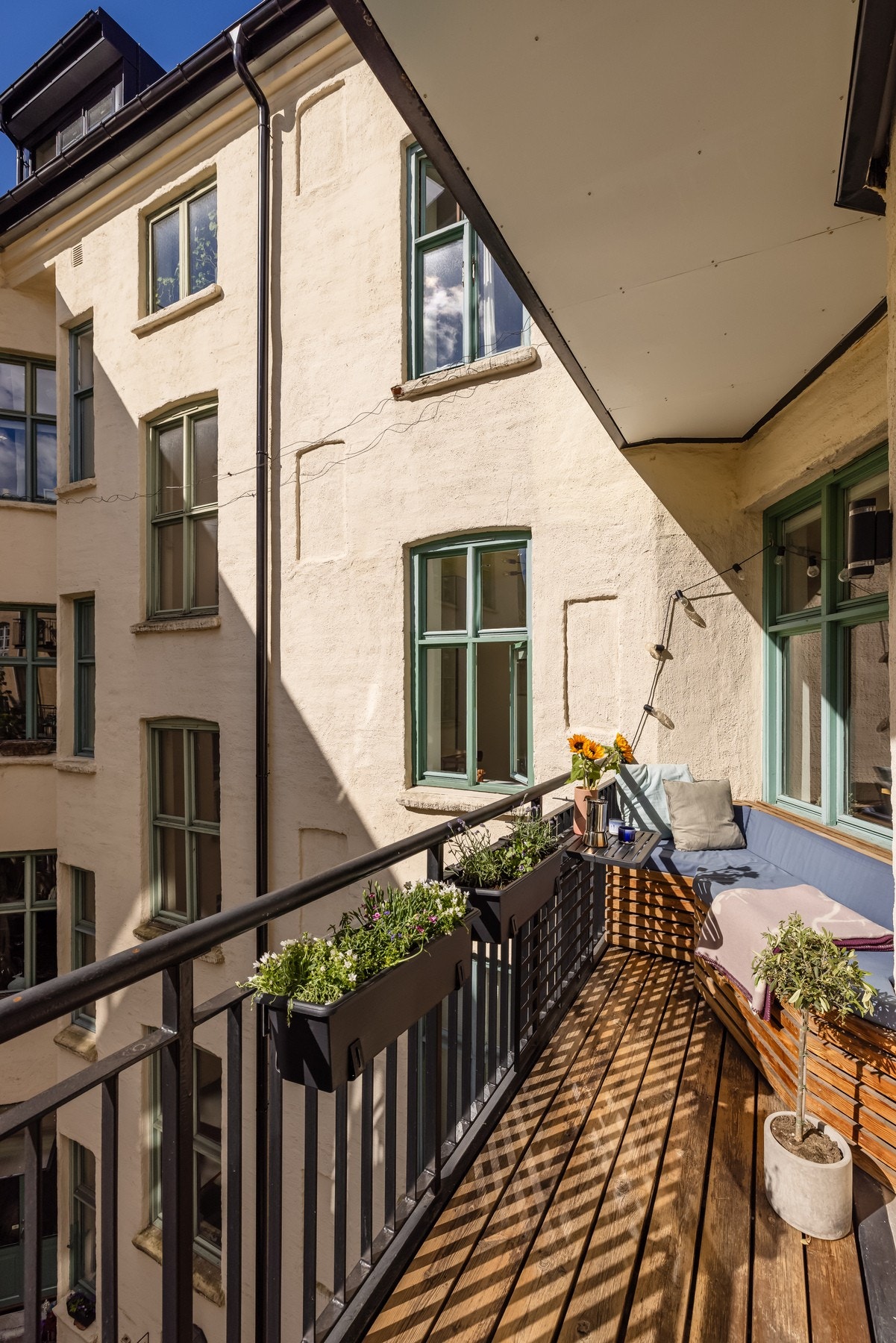 Balkongen var ny i 2017. Den plassbygde sofaen er hjørnet er plassen å nyte om sommeren. Galleribilde