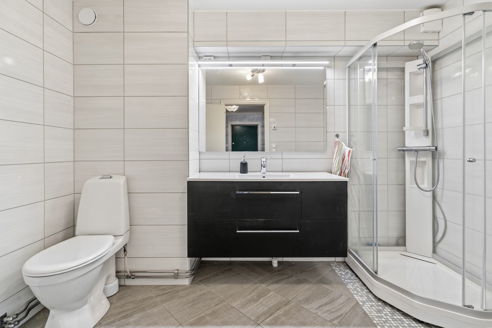 Badet ble oppgradert i 2019 med fliser på gulv og vegger, samt elektrisk gulvvarme. Galleribilde