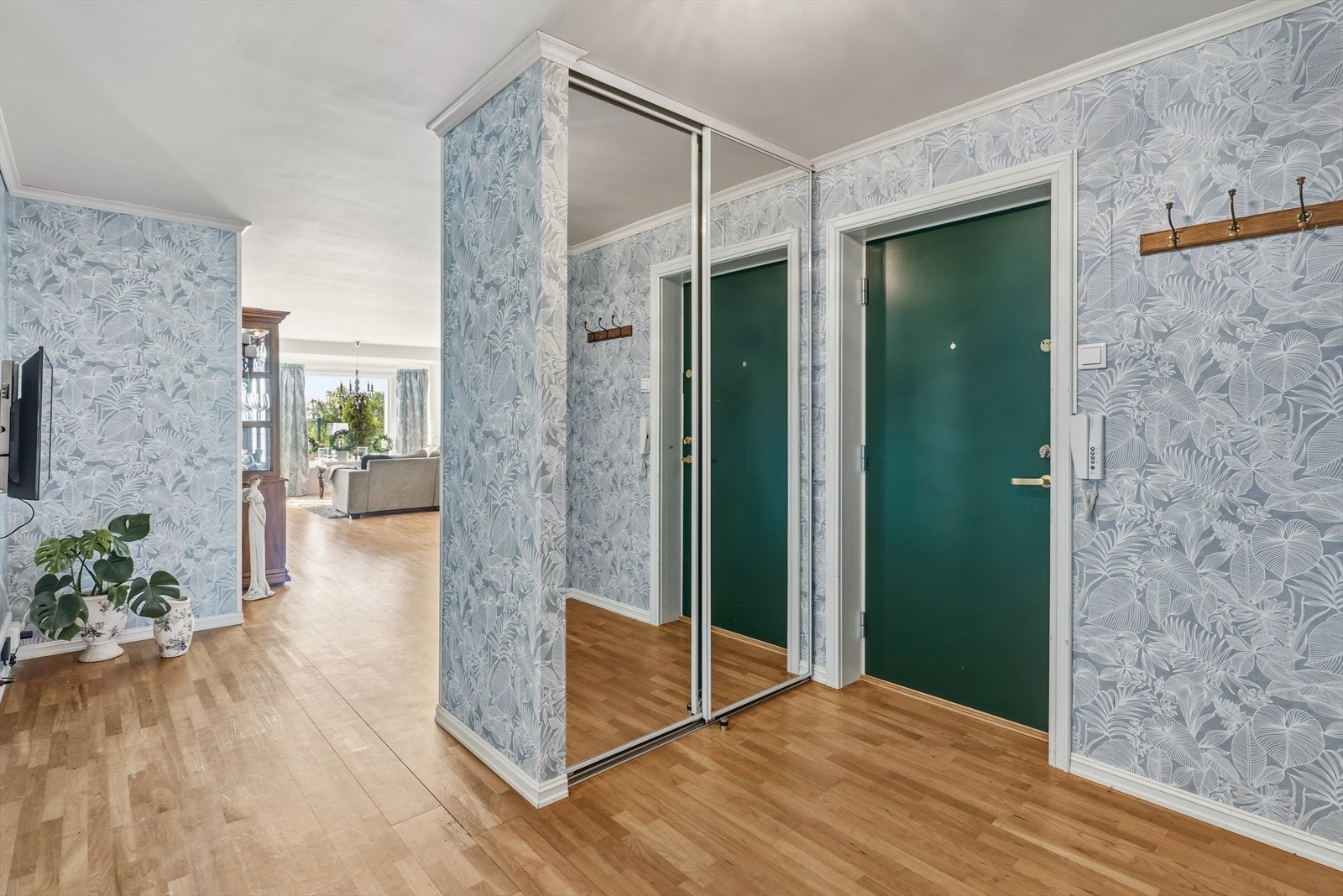 Velkommen inn! Lys entré med god plass til å henge fra seg yttertøy, samt en garderobe med speilfronter som gir rikelig med oppbevaringsplass. Galleribilde