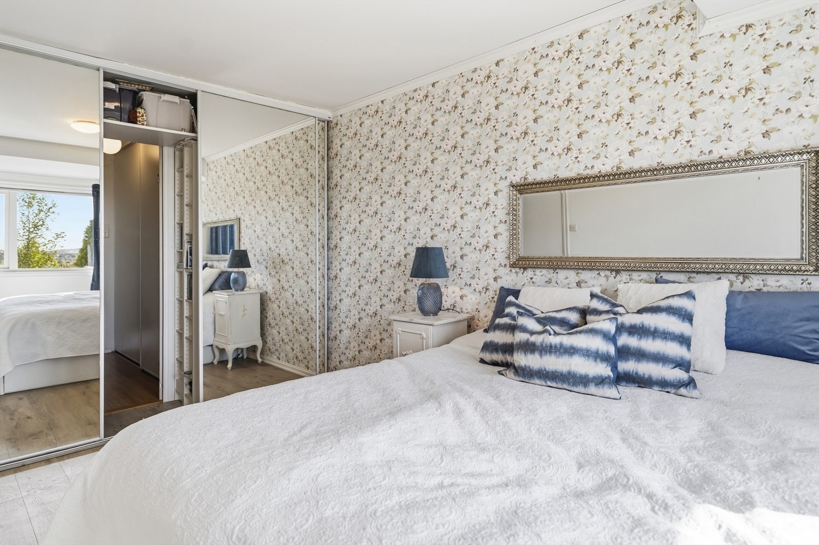 Soverommet har en romslig skyvedørsgarderobe som har svært gode oppbevaringsmuligheter, og videre adkomst til vaskerommet. Galleribilde