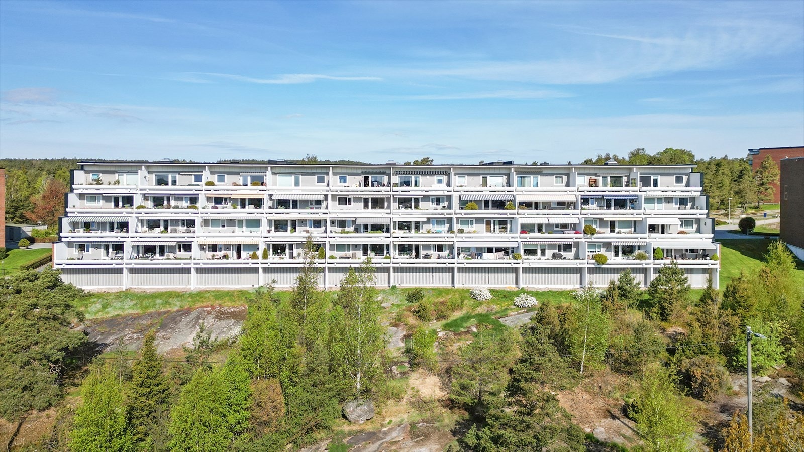 Leiligheten ligger i første etasje med trappefri adkomst i en boligblokk oppført i 1972. Galleribilde