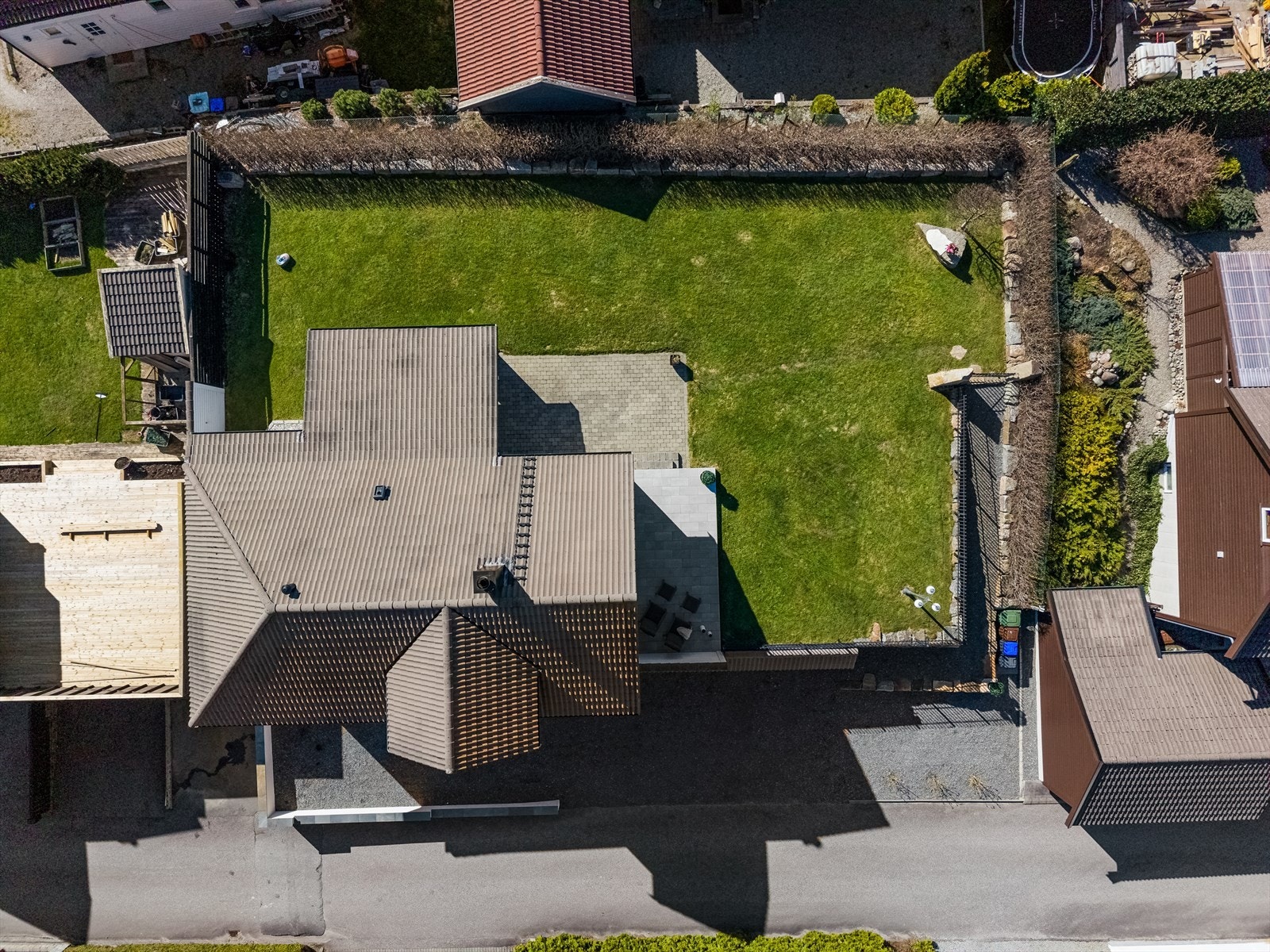Romslig eiendom med tydelig avgrenset hage og uteplass | Hagen er innegjerdet Galleribilde