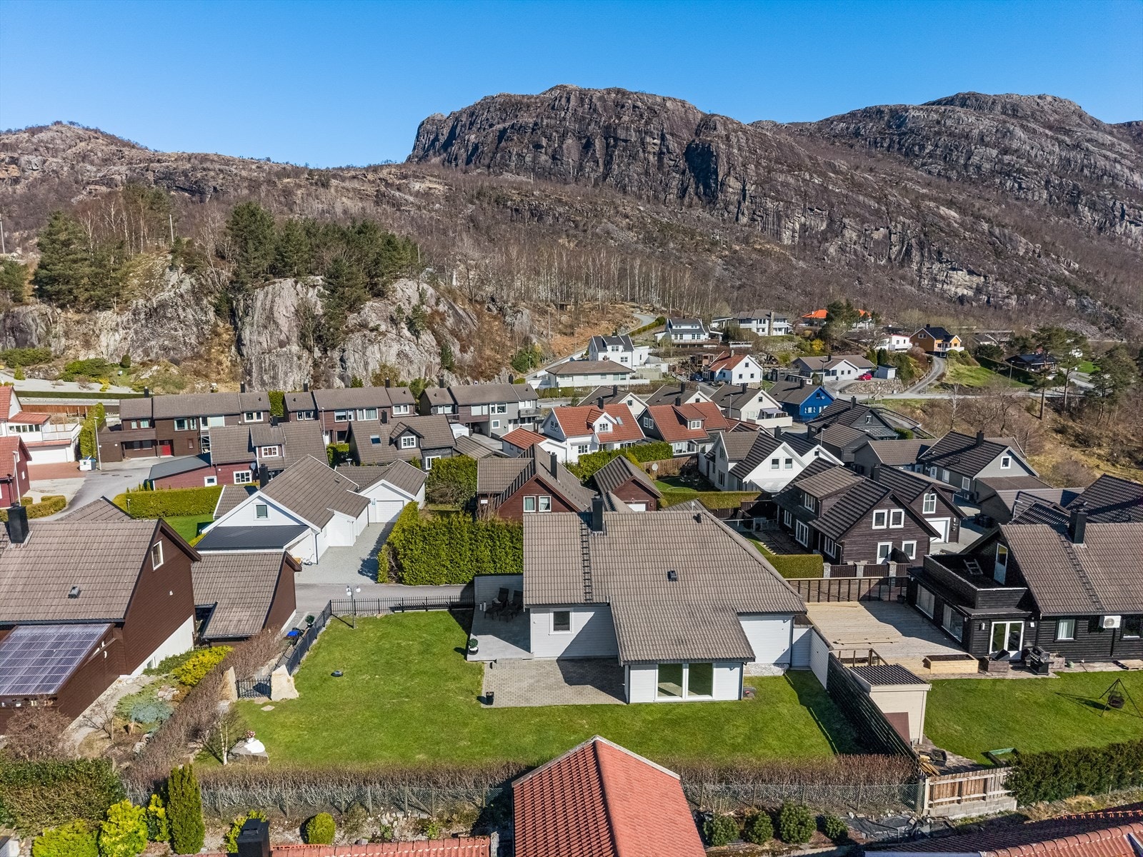 Her bor du landlig og fritt med naturen rett utenfor døren Galleribilde