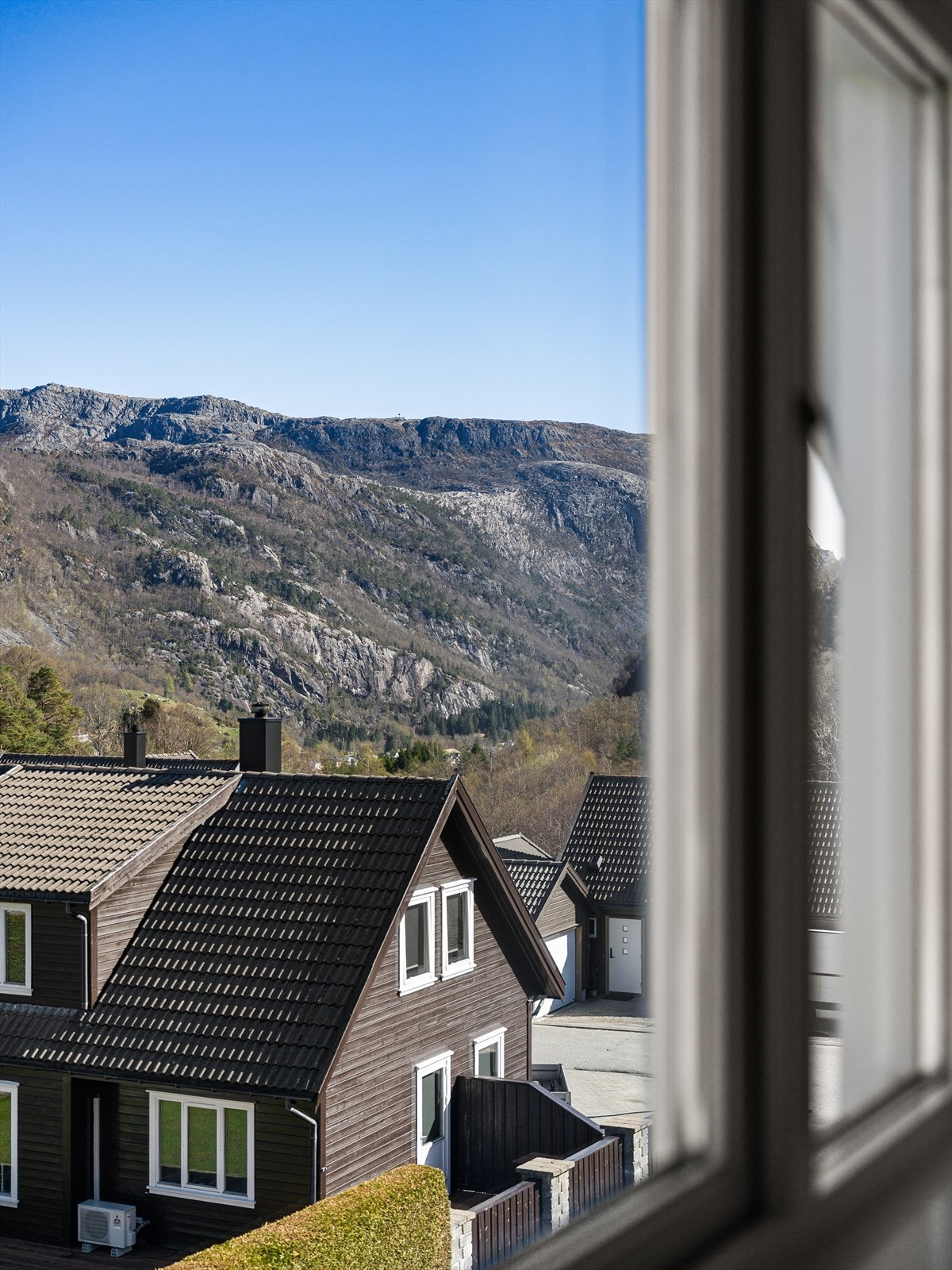 Nydelig utsikt mot fjell og nærområde Galleribilde