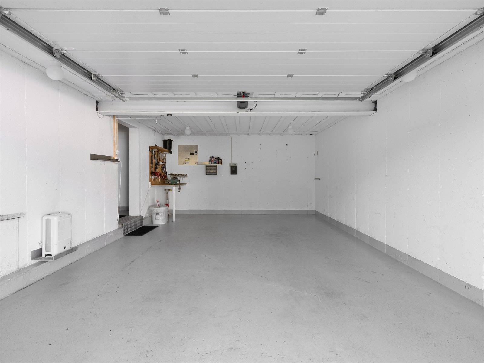 Romslig garasje med god plass til parkering | Montert elbillader i garasjen Galleribilde