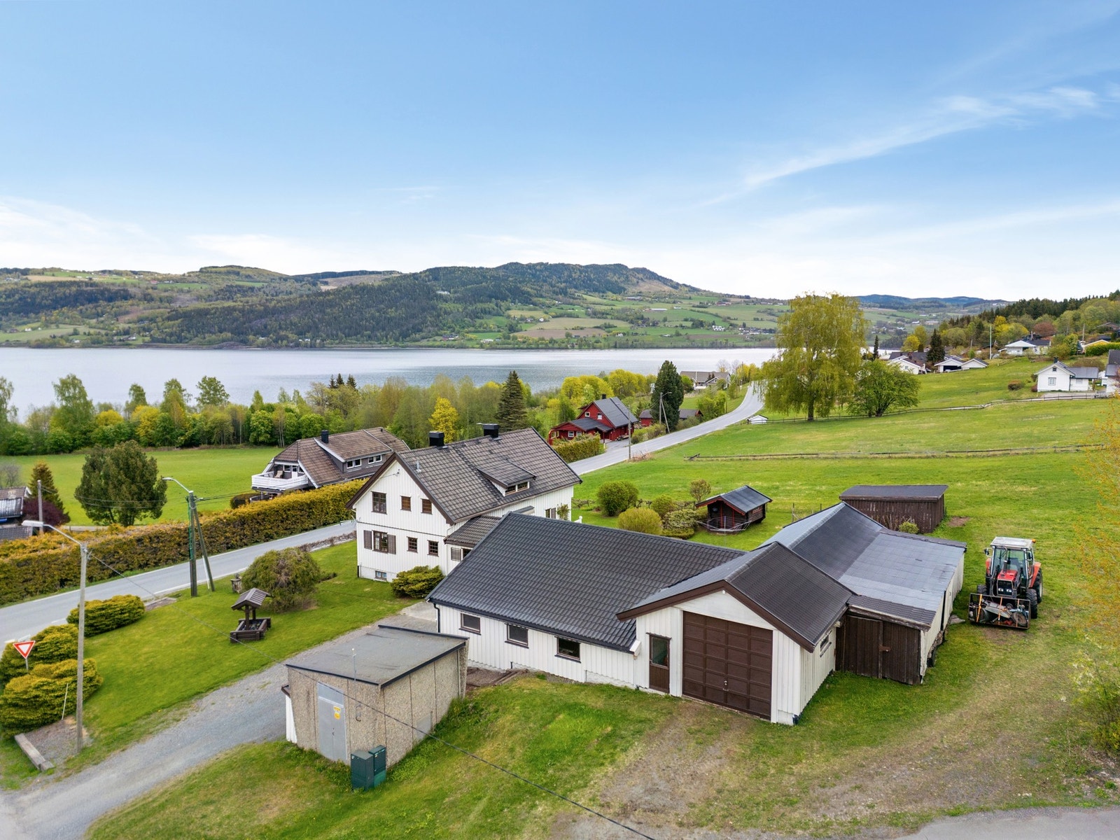 Birivegen 16 - stor tomt - enebolig - stabbur - stort eldre uthus/garasjebygg Galleribilde