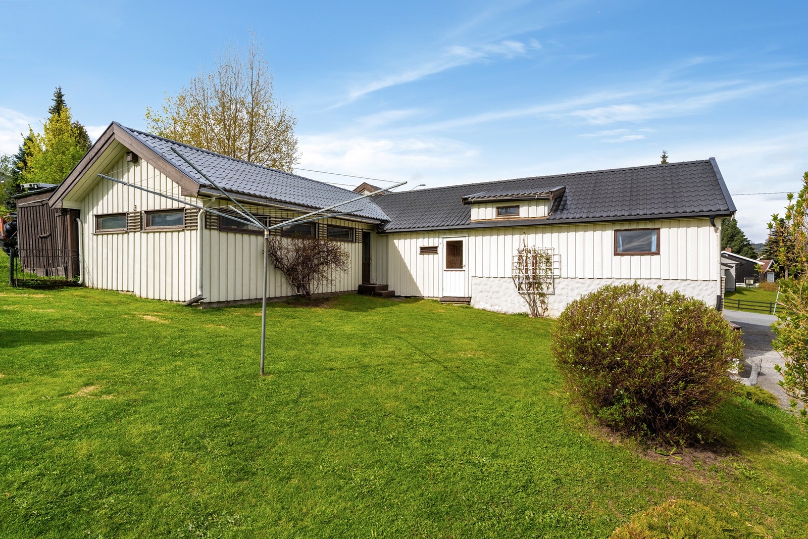 Velstelt tomt med plen og mye beplantning! Galleribilde