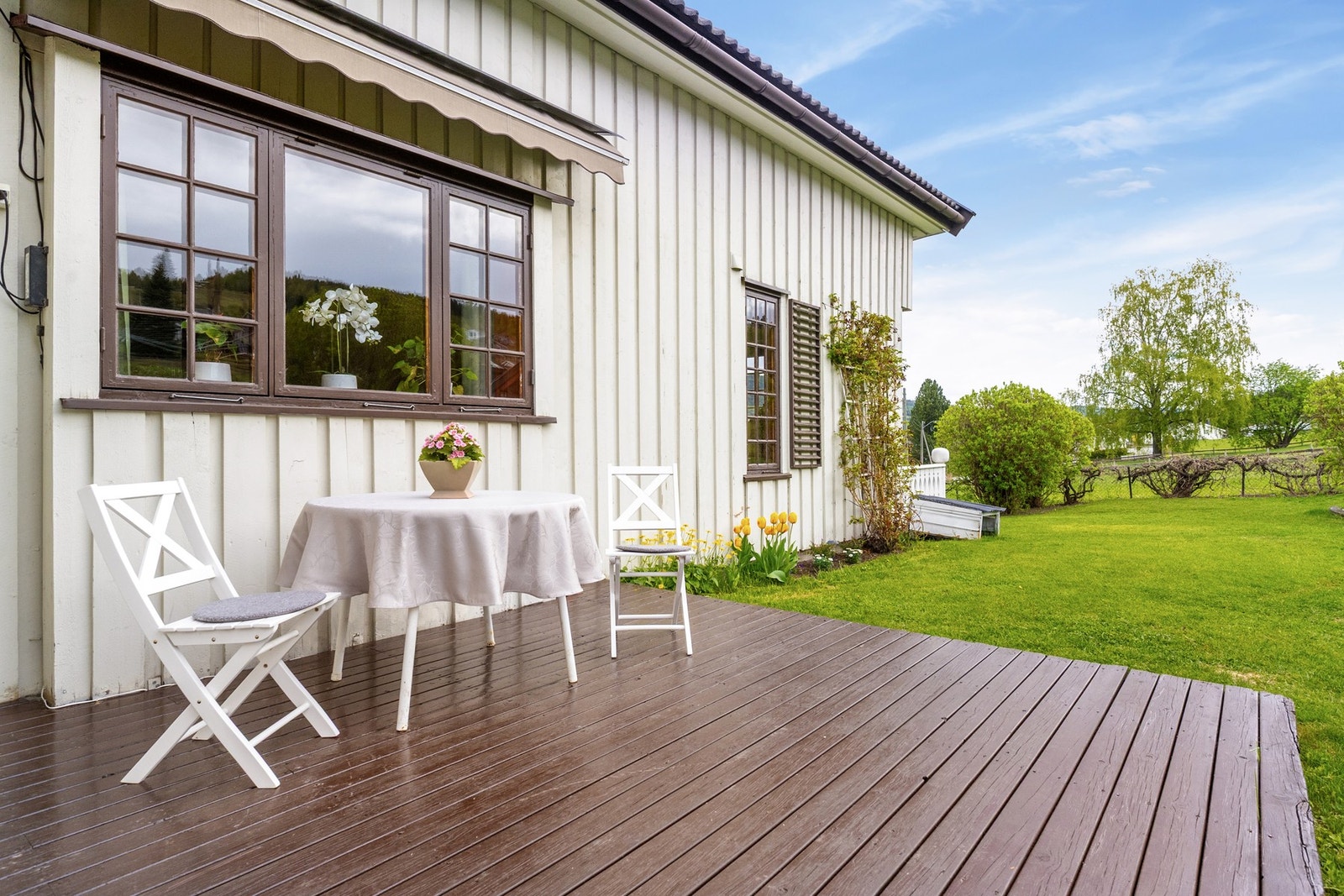 Solrik usjenert uteplass på terrasse ved inngangsparti Galleribilde