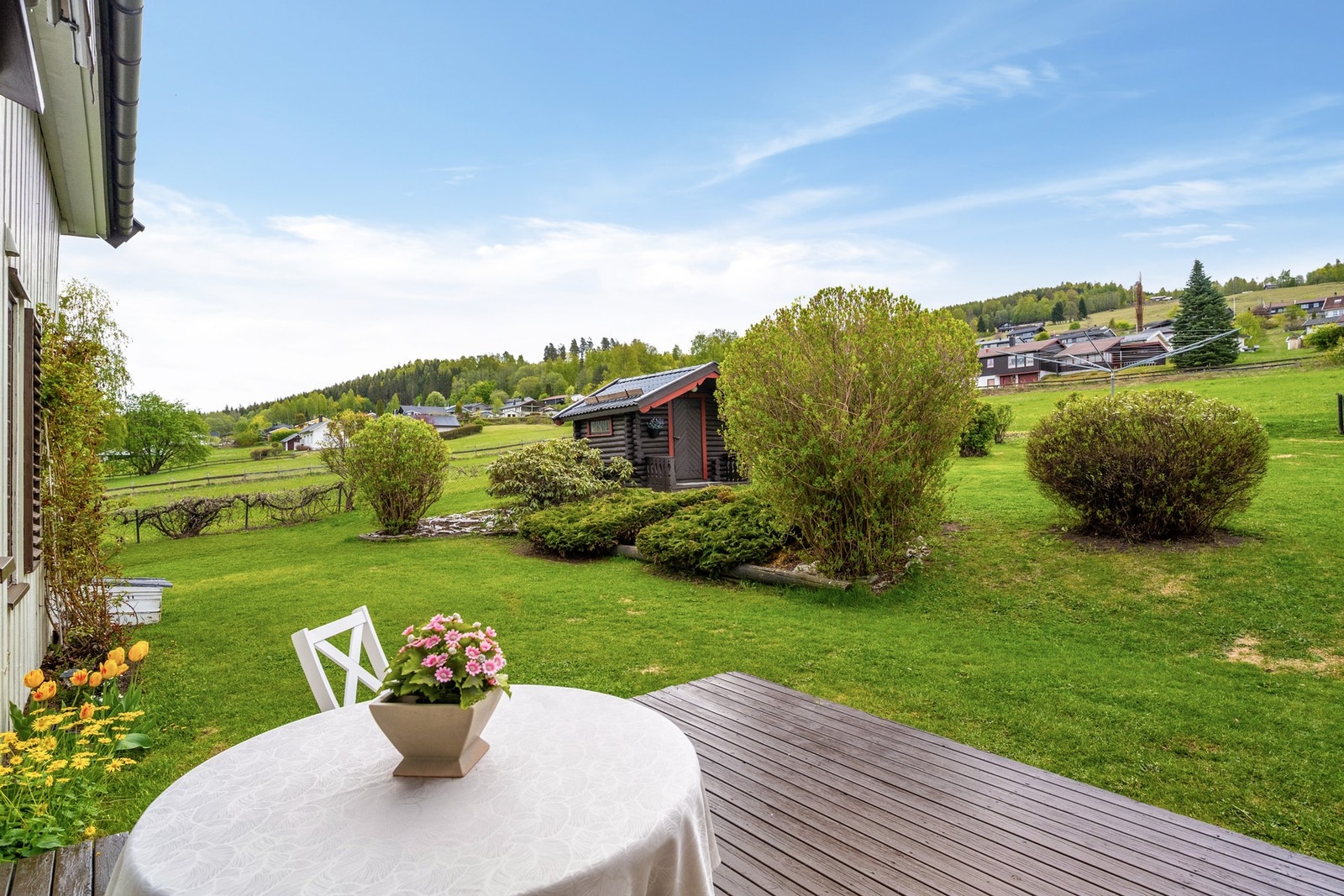 Hage med beplantning og stabbur Galleribilde