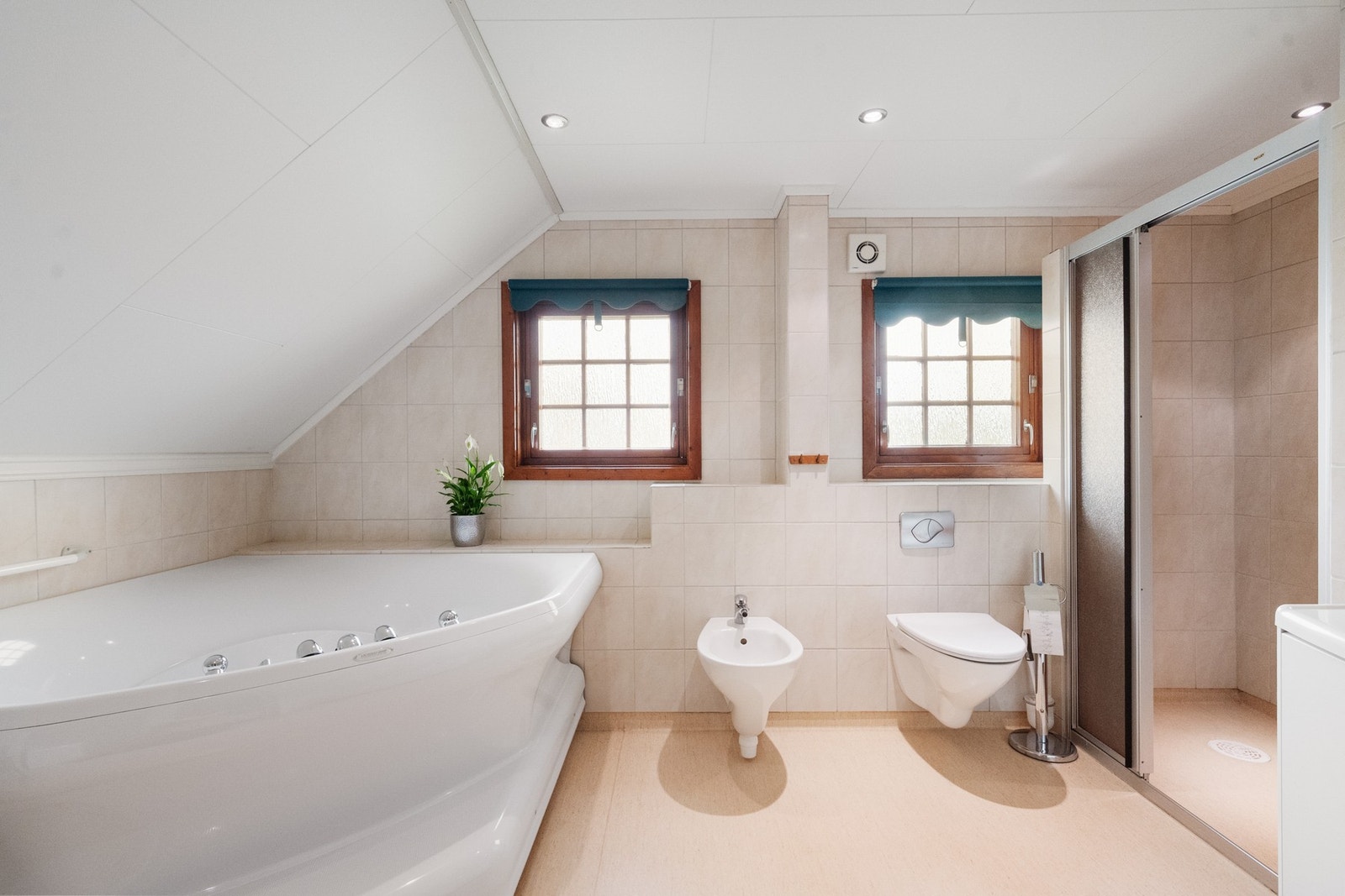 Renovert/innredet og utvidet badet ca år 2000 Galleribilde