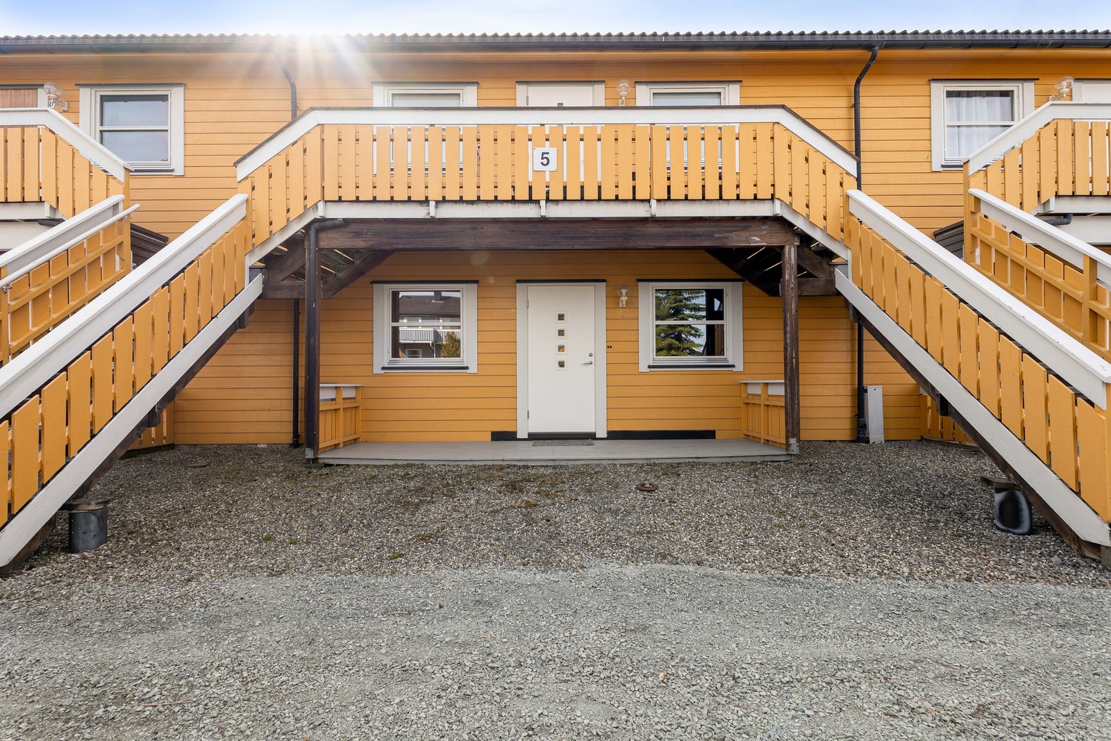 Gruslagt inngangsparti. Her nyter du morgen- og formiddagssol på sommerstid. Leiligheten disponerer både egen sportsbod og egen garasjeplass. Galleribilde