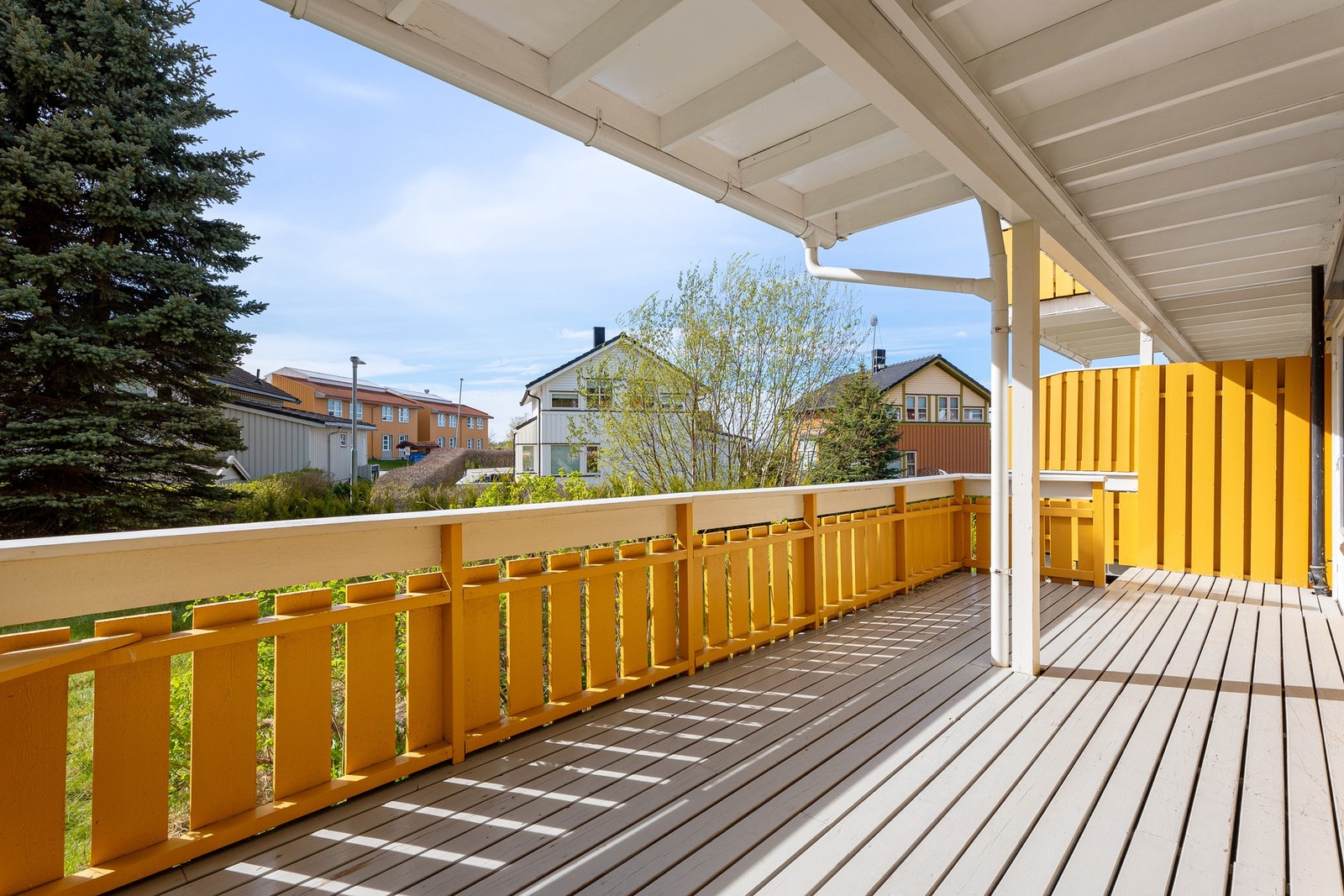 Vestvendt terrasse på hele 18 kvm. Her nyter du glimrende solforhold fra formiddag til sen sommerkveld! Galleribilde
