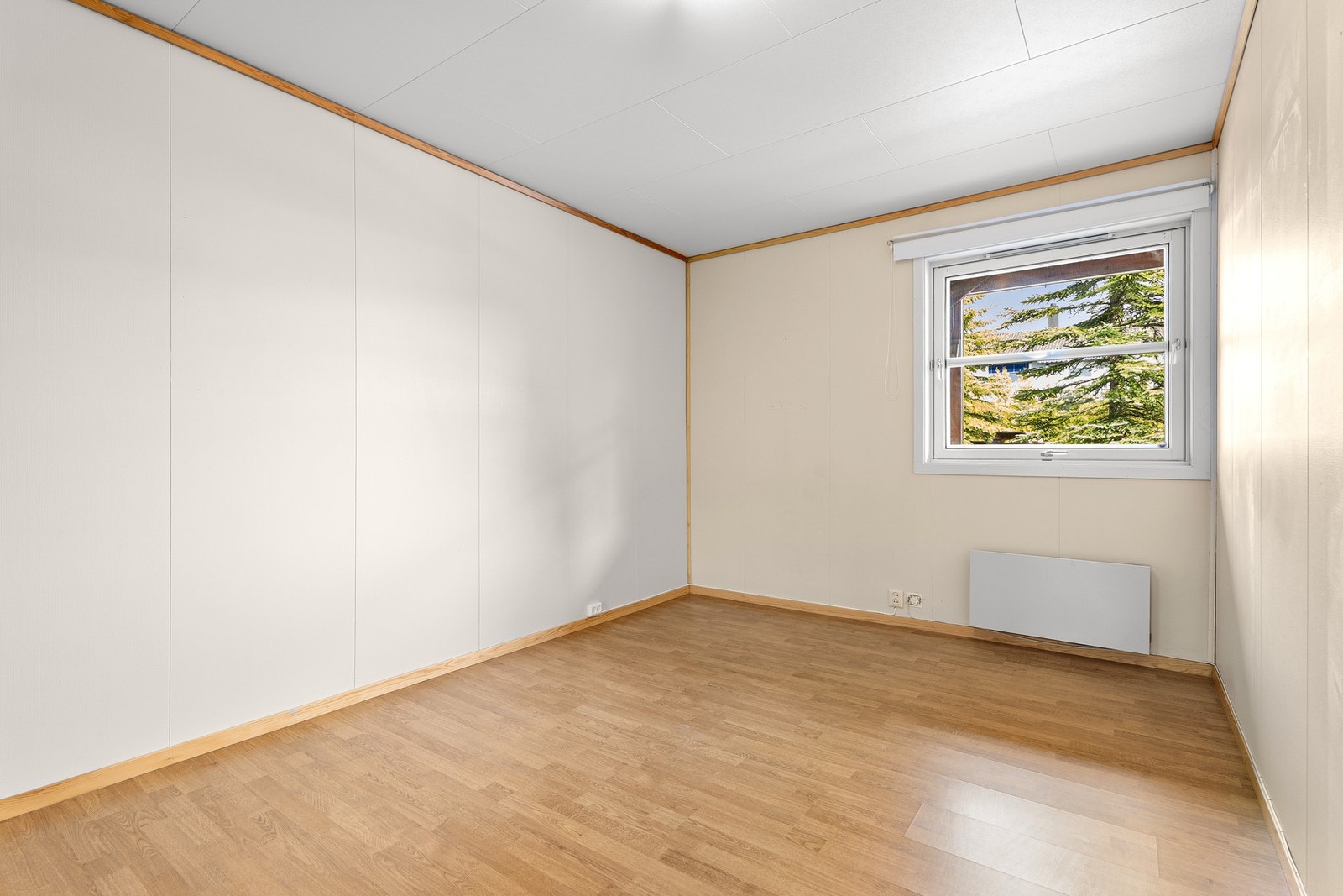 God plass til dobbeltseng og lagringsplass i tilhørende skyvedørsgarderobe. Galleribilde