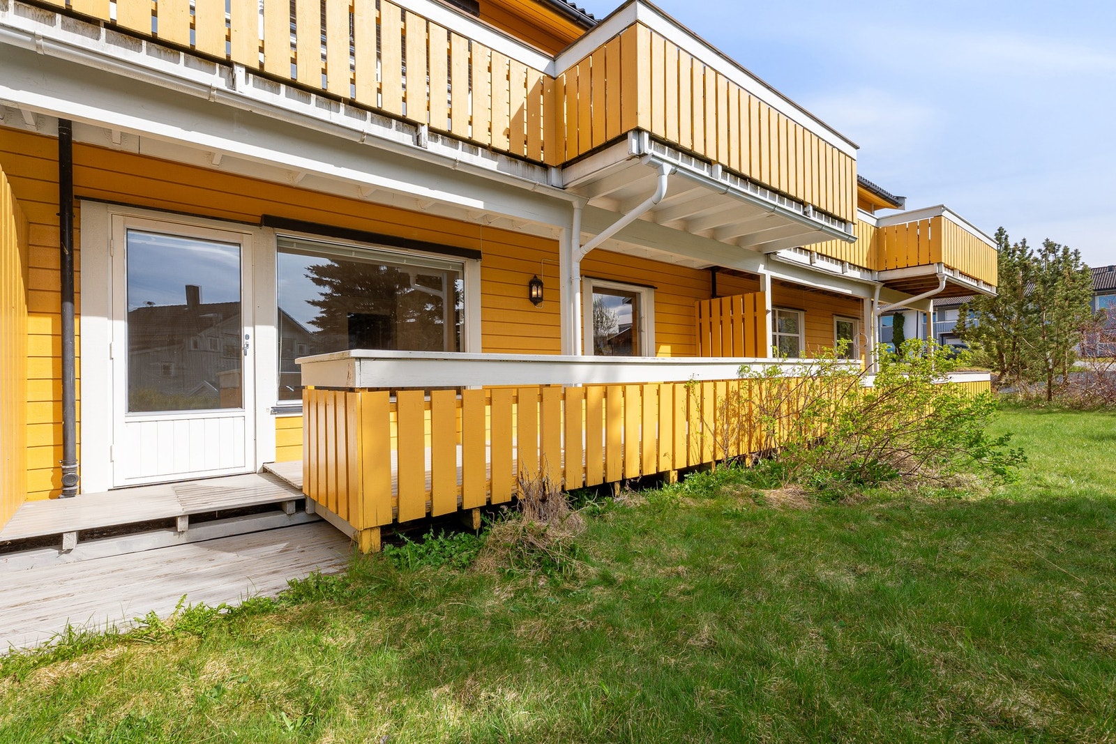 Fra terrassen er det nedgang til hage. Svært praktisk for deg med barn eller hund å ha direkte tilgang til den store plena. Galleribilde