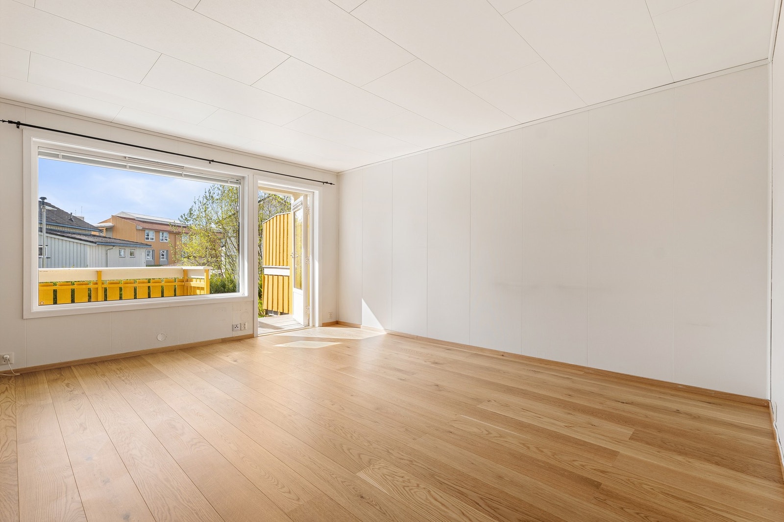 Store vindusflater gir et godt lysinnslipp som bidrar til en lett og luftig atmosfære. Galleribilde