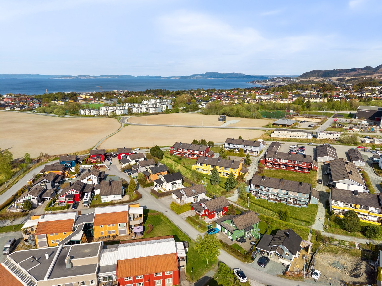 Boligen ligger skjermet til i enden av feltet i et rolig og veletablert boligområde i Brundalen. Her er det ingen gjennomgangstrafikk, og det er kort vei til både kollektivtransport, daglige servicefasiliteter og flotte turområder i nærområdet. Galleribilde