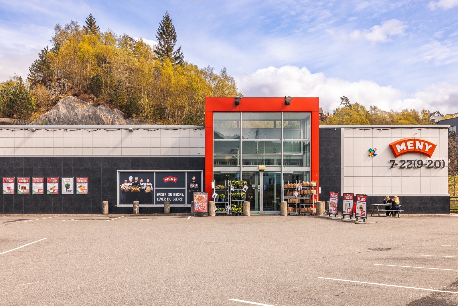 Nærmeste dagligvarehandel inkluderer Meny Dolviken, en kort kjøretur unna. Galleribilde