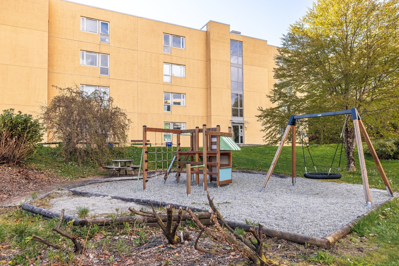 Like utenfor bygget er det felles lekeplass for barna i sameiet. Galleribilde