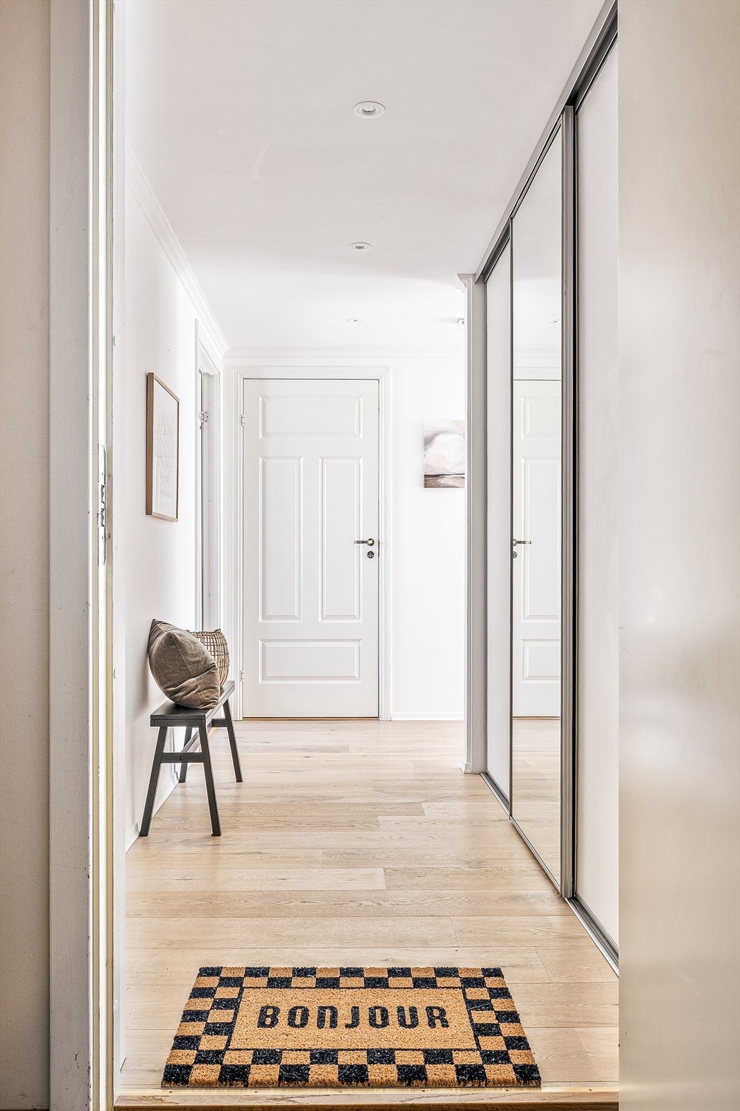 Entréen har plass til yttertøy og sko i en romslig skyvedørsgarderobe. Galleribilde