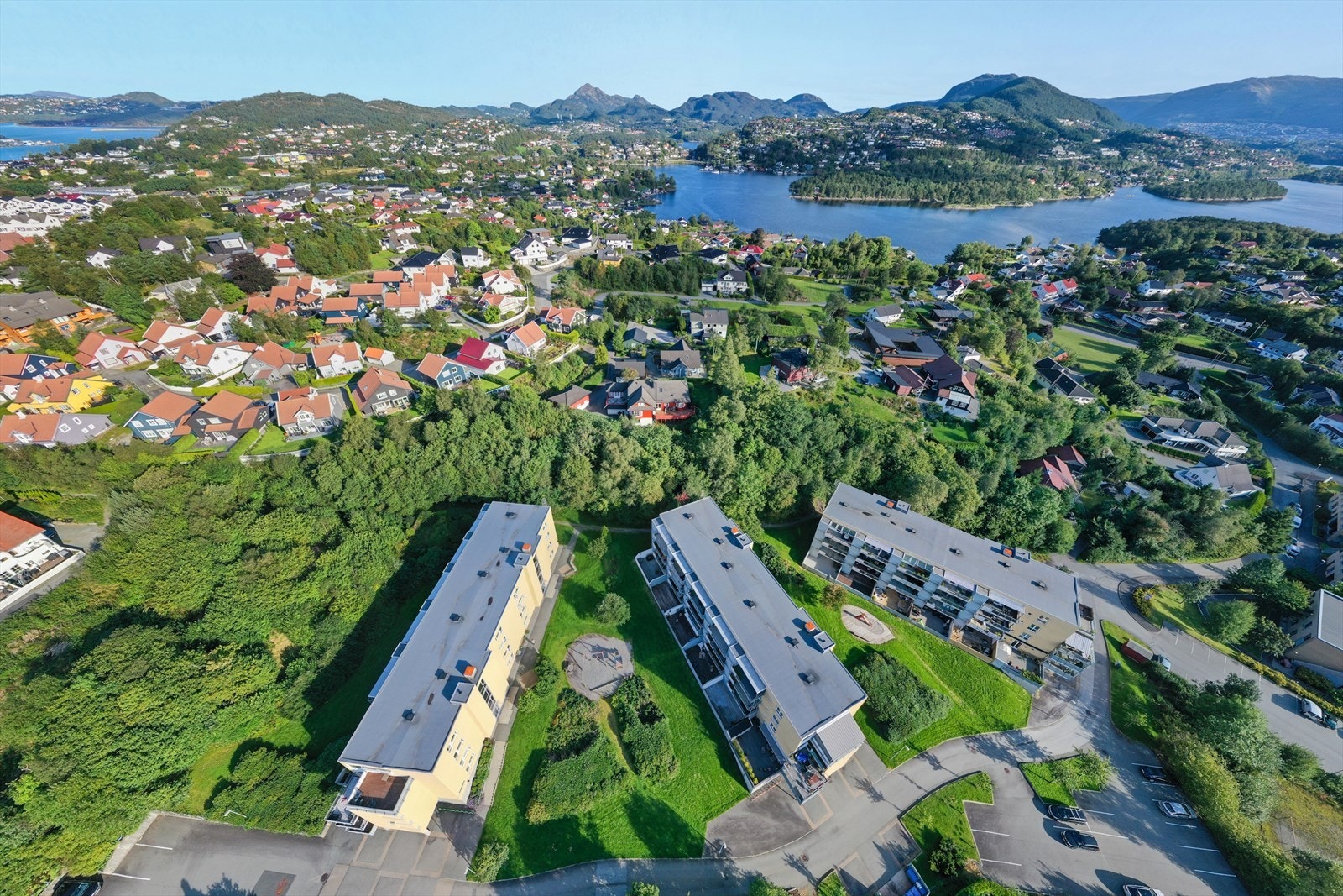 Sameiet er beliggende i fine grøntområder, og det er lekeplasser for barn like utenfor. Det er også garasjeanlegg i 1. etasje, samt mulighet for gjesteparkering utenfor sameiet. Galleribilde
