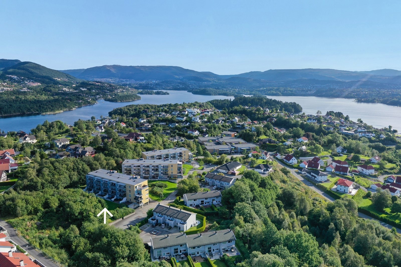 Boligen har nærhet til det meste! Familievennlig med nærhet til skoler og barnehager, og en enkel buss- eller kjøretur til store arbeidsplasser på Lagunen, Flesland og Kokstad. Også enkel tilkomst til både sentrum og Fyllingsdalen. Galleribilde