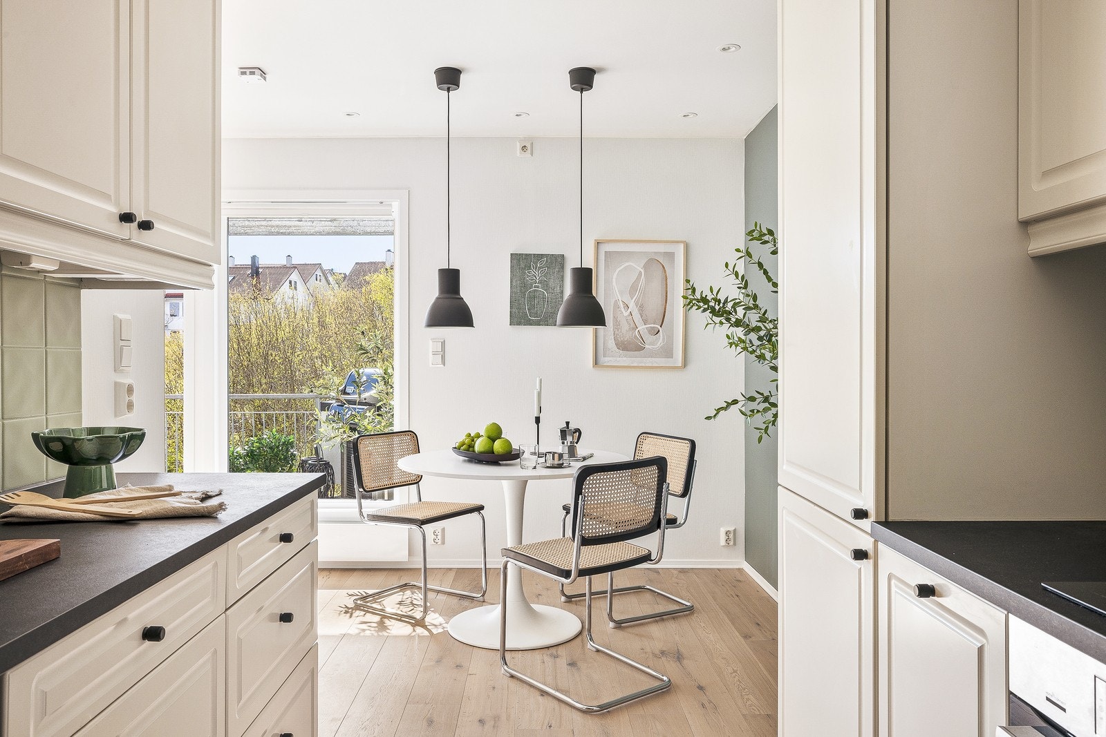 Fra kjøkkenet er det en naturlig overgang til stuen og utgang til balkongen. Galleribilde