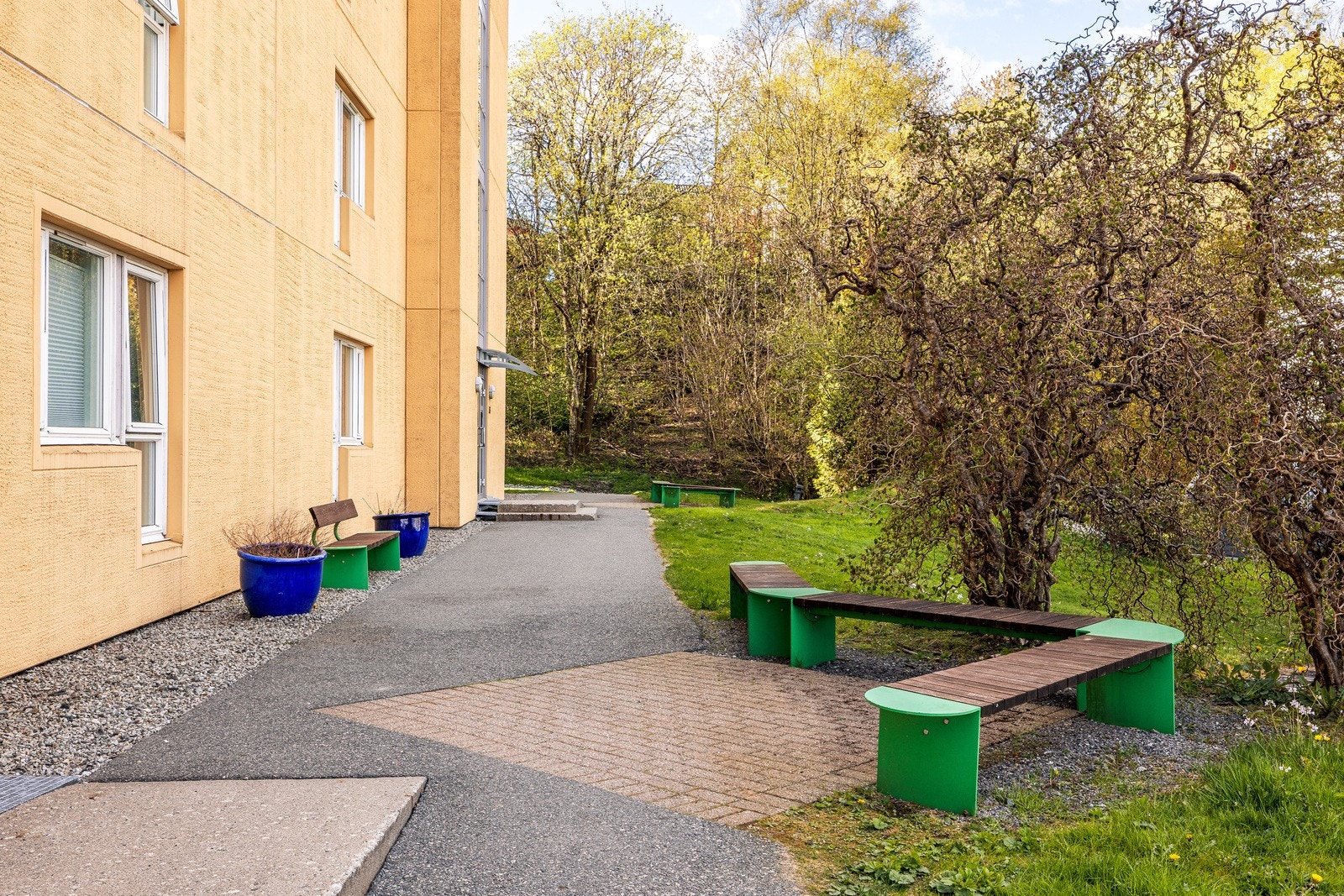 Fellesområdene er pent opparbeidet med asfalterte stier og beplantning. Galleribilde