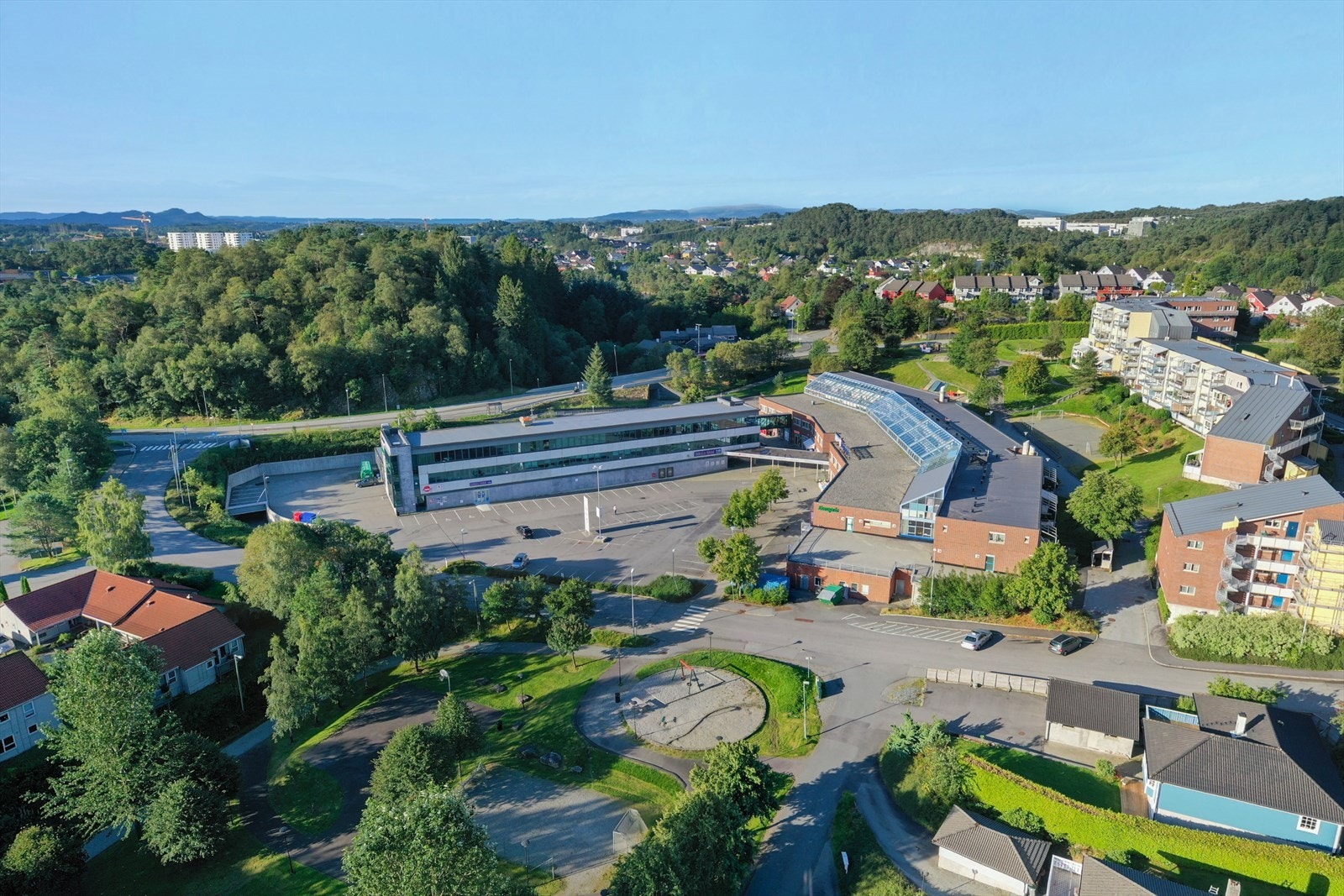 Det er ca. 10 minutter gange til Fanatorget. Her finner man Rema 1000, apotek, Europris, blomsterbutikk og treningssenter. Det er også vakre turforhold rundt Skranevatnet og opp Storrinden. For skoler ligger både Aurdalslia og Skranevatnet like ved Galleribilde