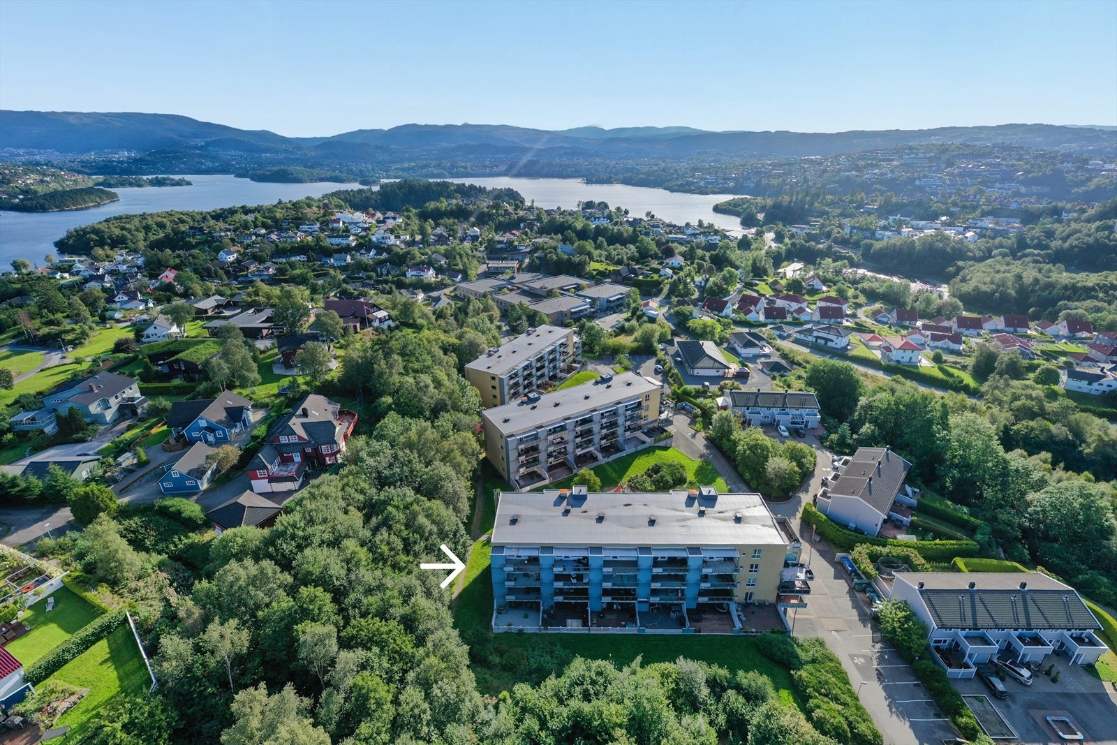 Svært rolig, men sentral beliggenhet. Det er 5 min gange til busstoppet "Søvikgeilen" med hyppige avganger mellom Lagunen, Dolvik og Fyllingsdalen. Galleribilde