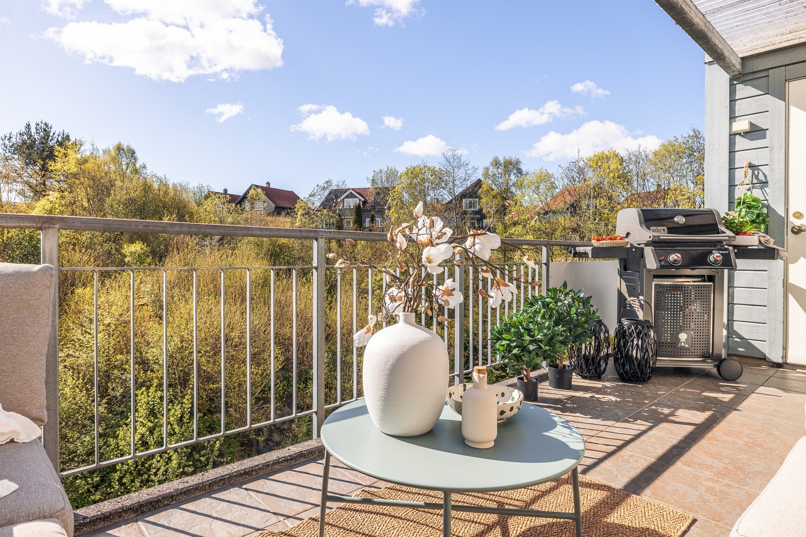 Balkongen er på ca. 12,5 m² og har god plass til både sittegruppe og grill. Balkongen er også delvis overbygget, som gir god skjerming om det trengs. Galleribilde