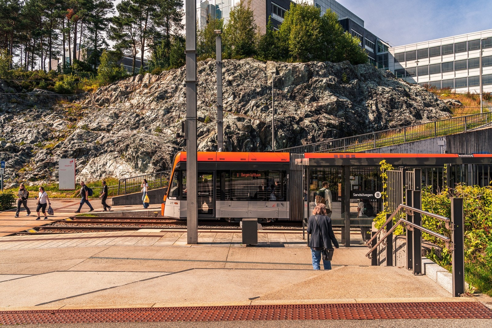 Området er godt tilknyttet kollektivnettverket, inkludert Bybanen fra Råstølen eller Lagunen. Galleribilde