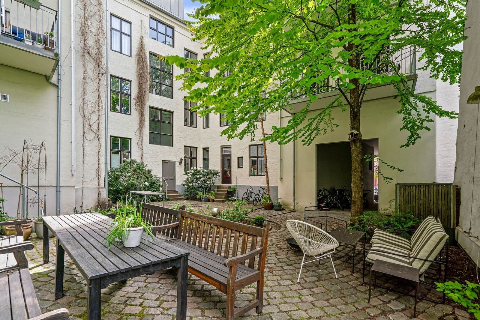 Pent opparbeidet bakgård med sittegruppe Galleribilde
