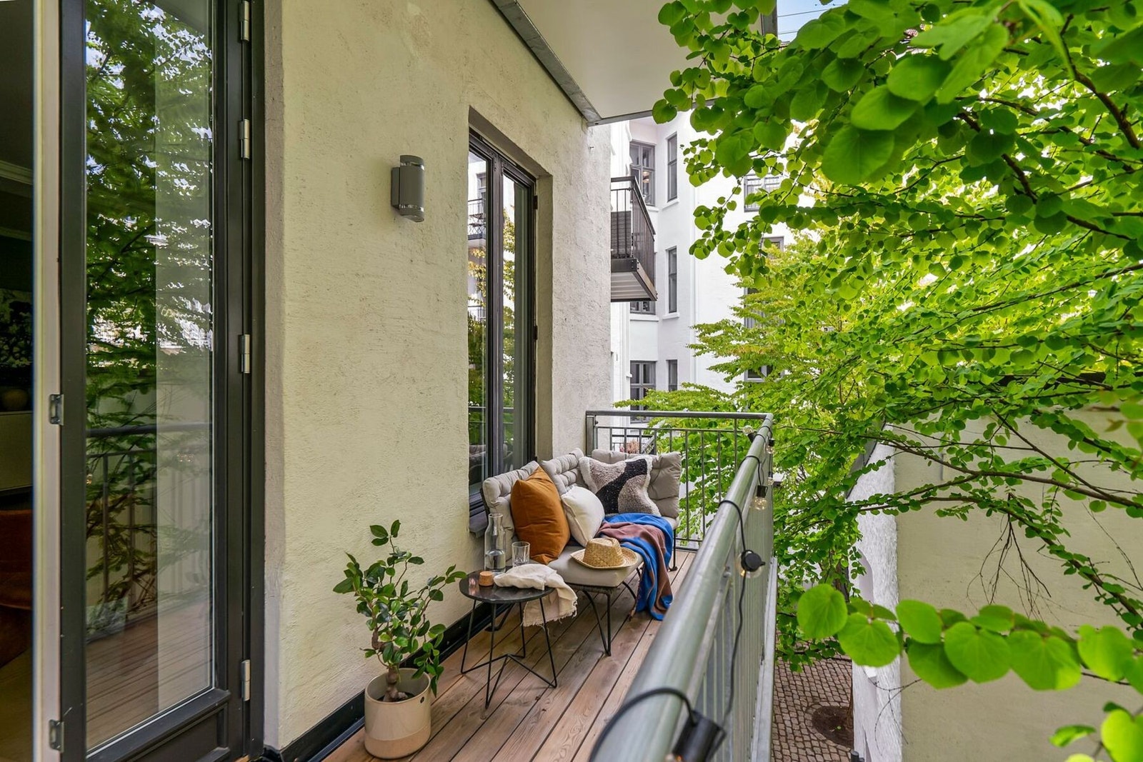 Leiligheten har en flott balkong mot hyggelig og sjarmerende bakgårdsmiljø. Galleribilde