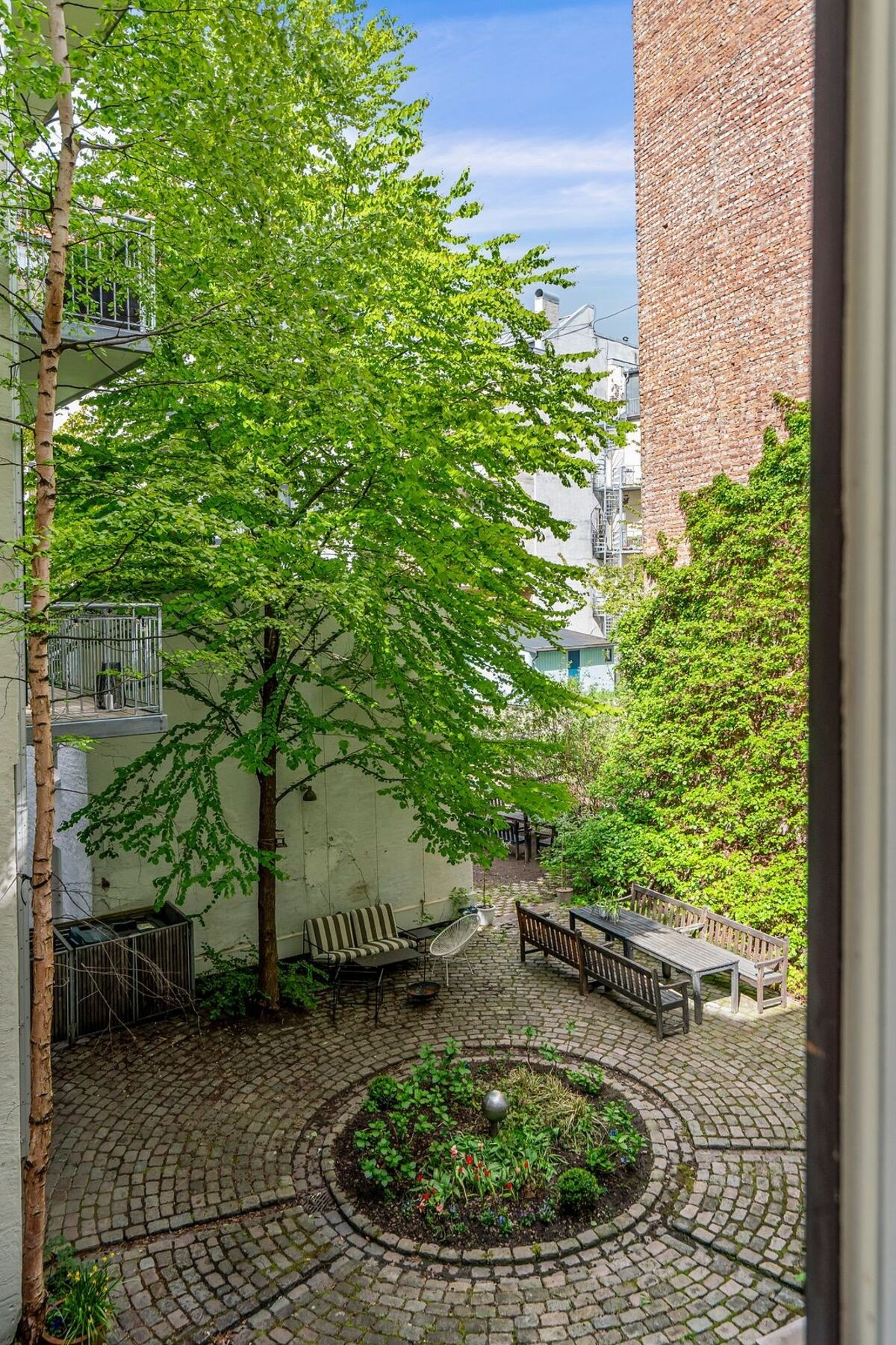 Fra balkongen er det hyggelig utsikt til bakgården Galleribilde