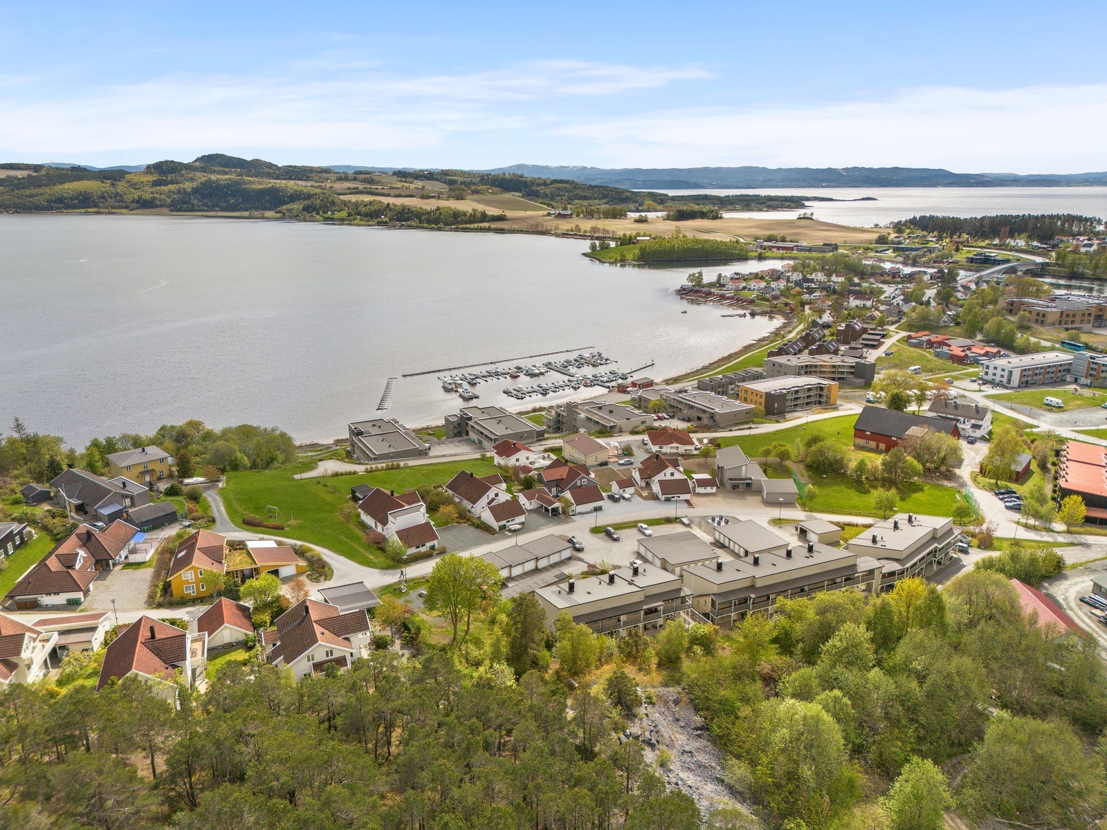 Området oppleves fredfullt, med kort avstand til både sentrum og flotte nærområder. Galleribilde