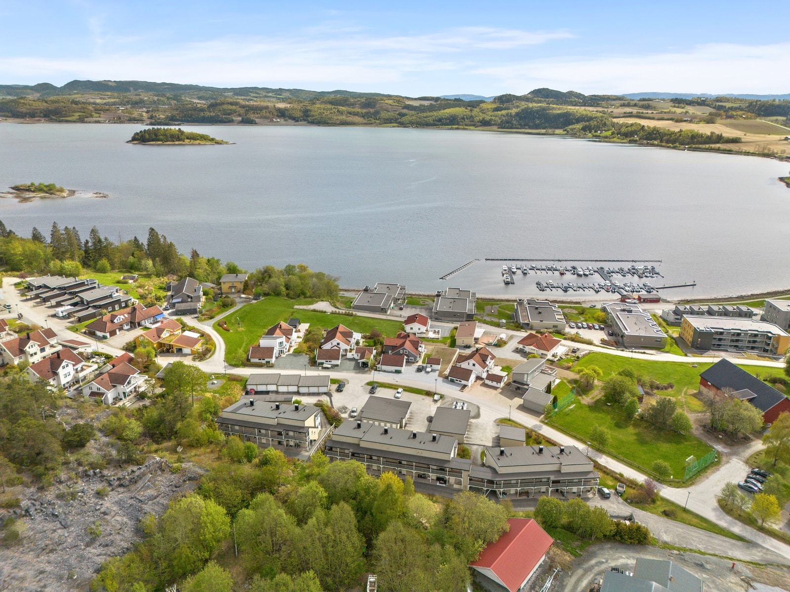 Treromsleilighet beliggende på Nessveet med ca 500 meter gangavstand til Straumen sentrum med dagligvarebutikker, servicetilbud, kaféer og kulturtilbud. Galleribilde