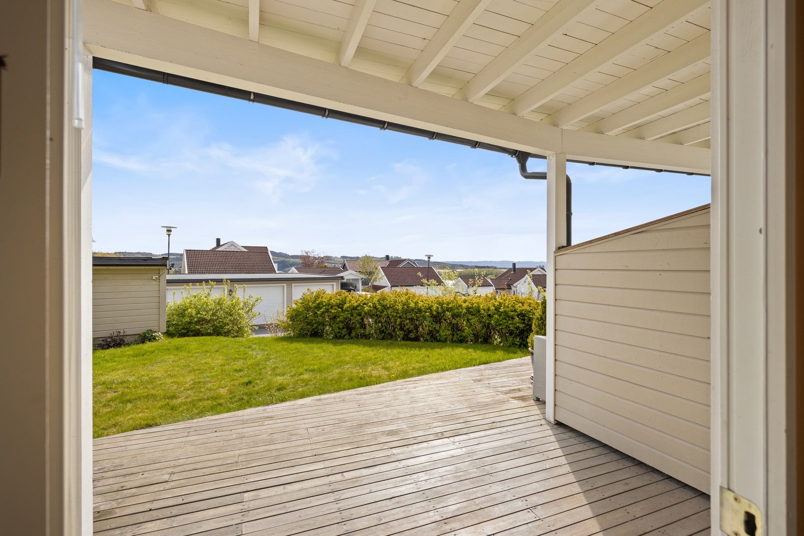 Fra stuen er det utgang til terrasse på ca 20 kvm. Galleribilde