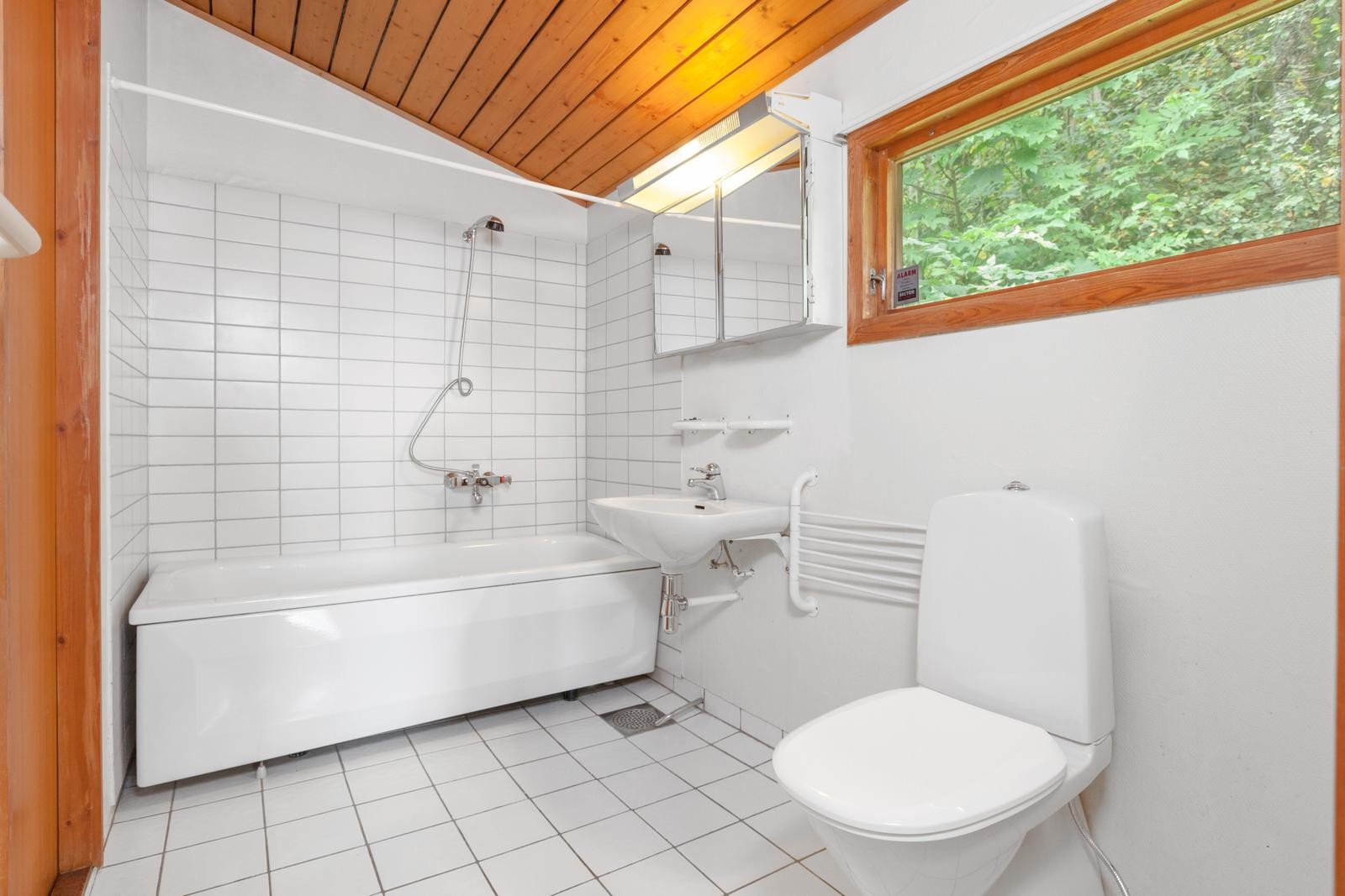 Eneboligen har ett flott bad med badekar, wc og servant. Galleribilde