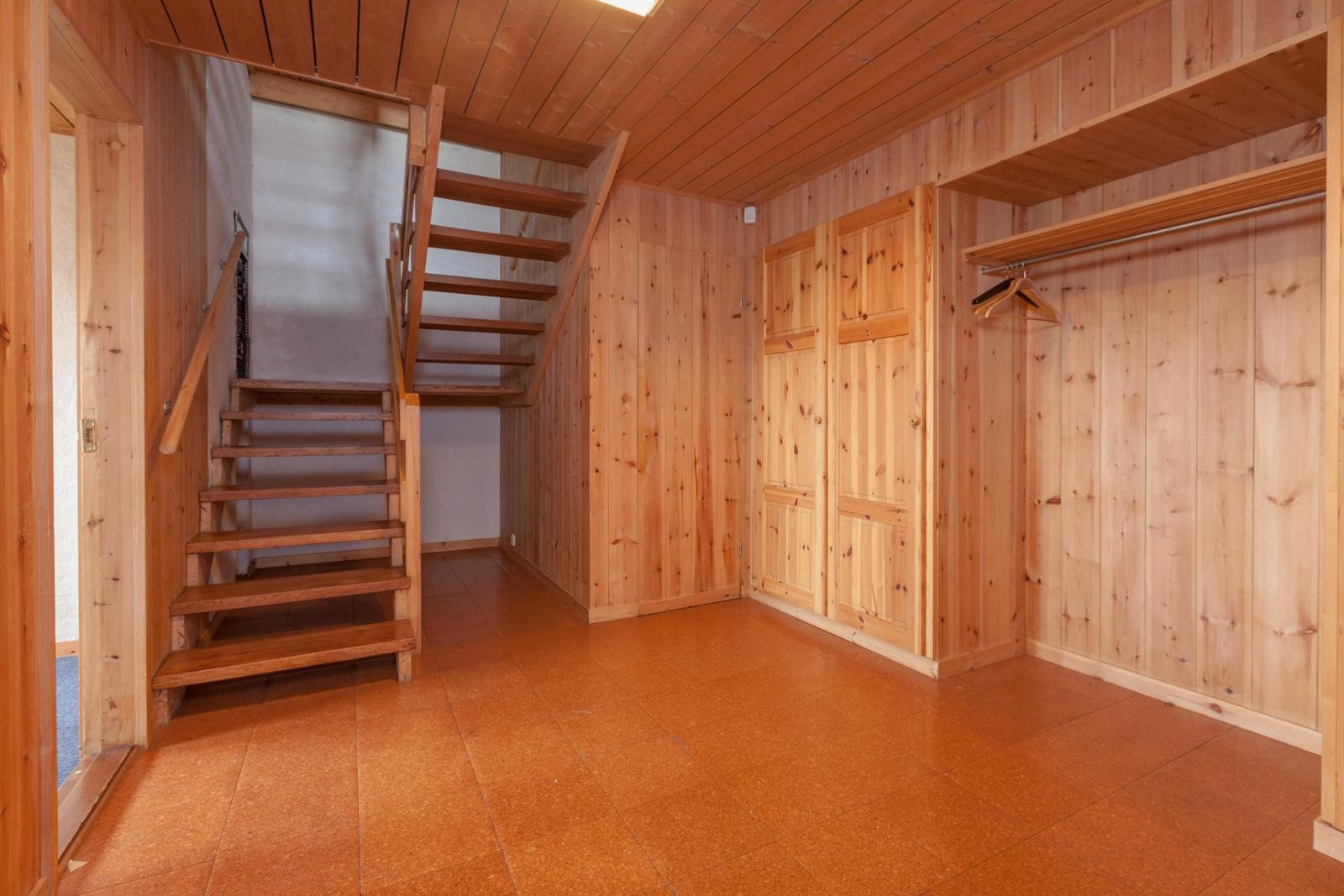 Huset er arkitekttegnet, og går over flere plan. Det er store rom, og mye lagringsplass. Galleribilde